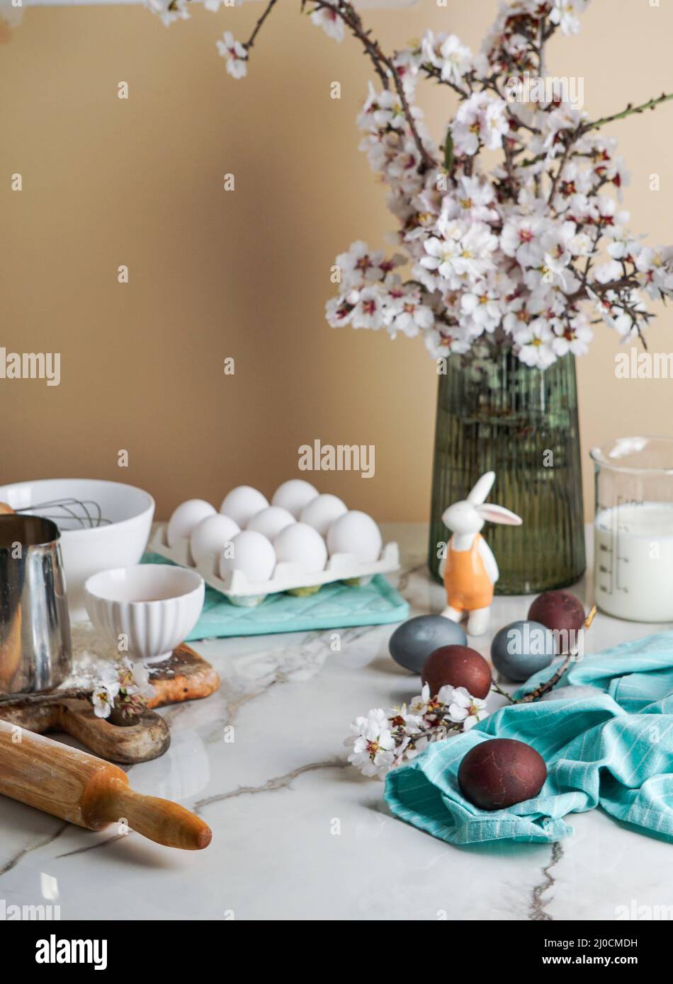 Sfondo culinario di Pasqua. Ingredienti del cibo di Pasqua composizione sul tavolo da cucina e spazio di copia per un menu di testo o una ricetta Foto Stock