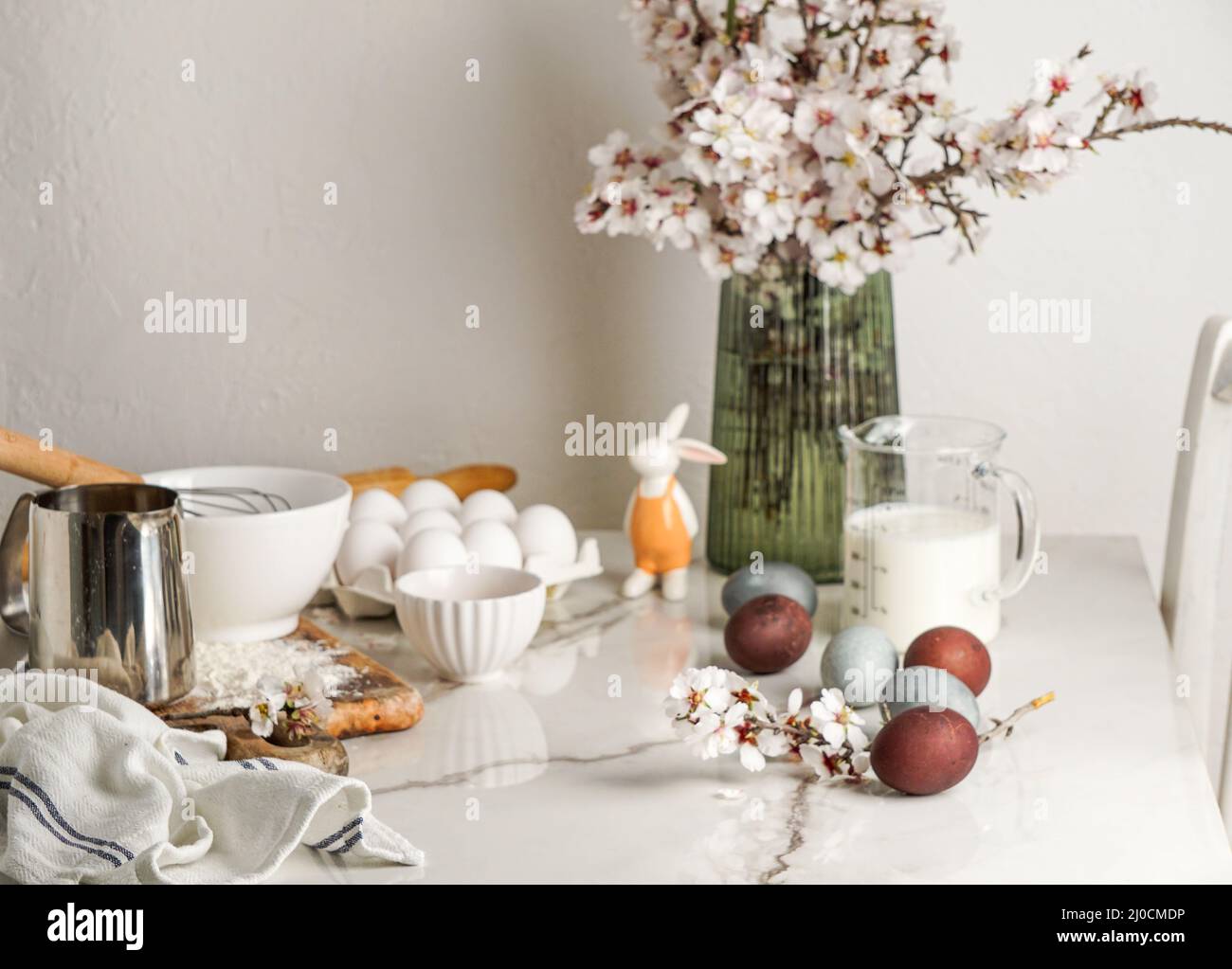 Sfondo culinario di Pasqua. Ingredienti del cibo di Pasqua composizione sul tavolo da cucina e spazio di copia per un menu di testo o una ricetta Foto Stock