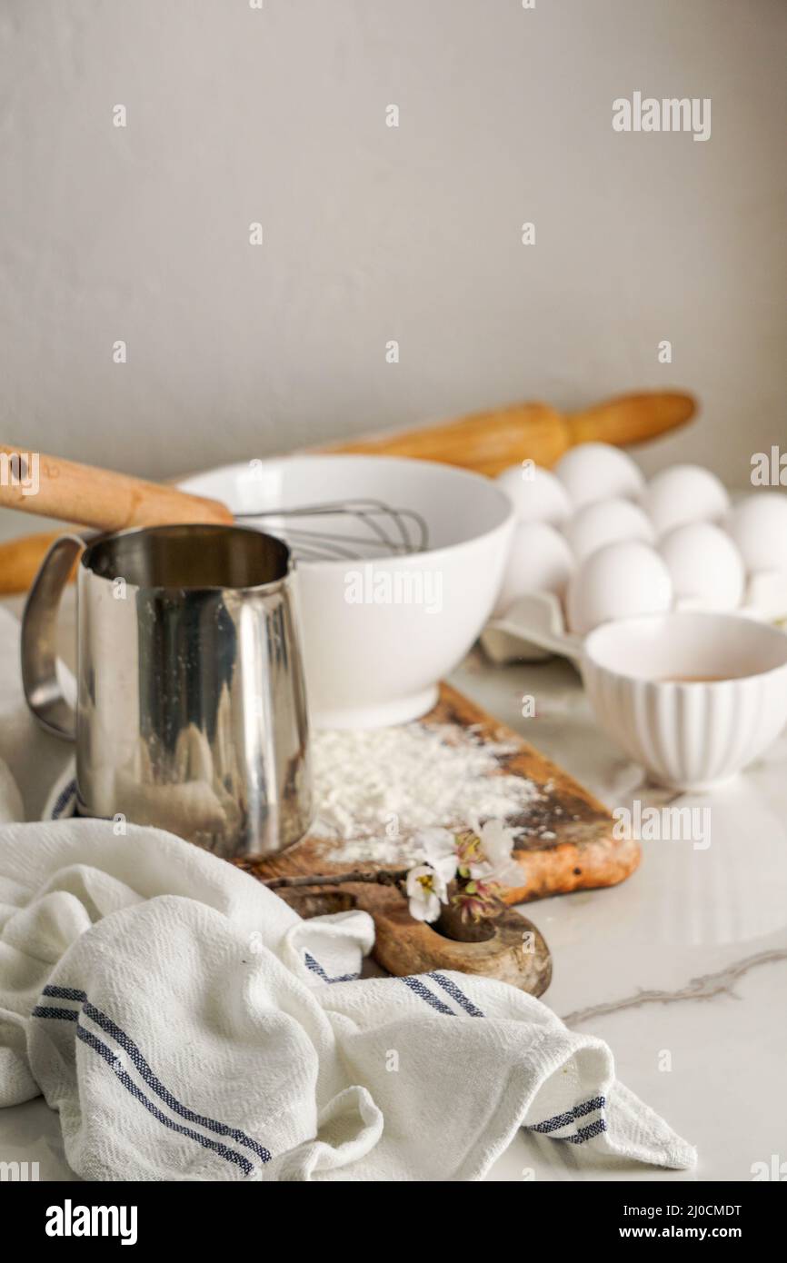 Sfondo culinario di Pasqua. Ingredienti del cibo di Pasqua composizione sul tavolo da cucina e spazio di copia per un menu di testo o una ricetta Foto Stock