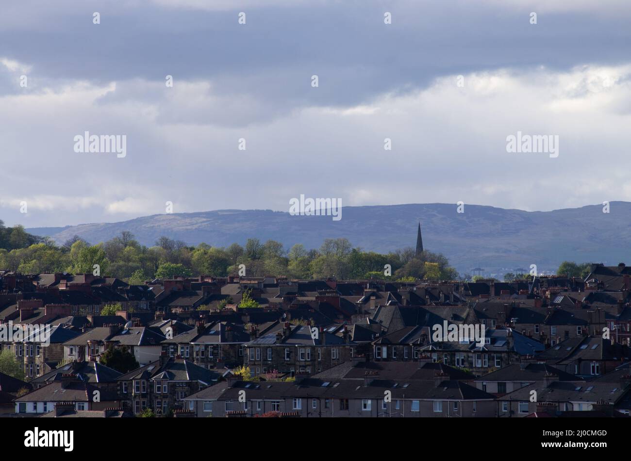 Si affaccia sui tetti di Kings Park a Glasgow con le colline sullo sfondo Foto Stock