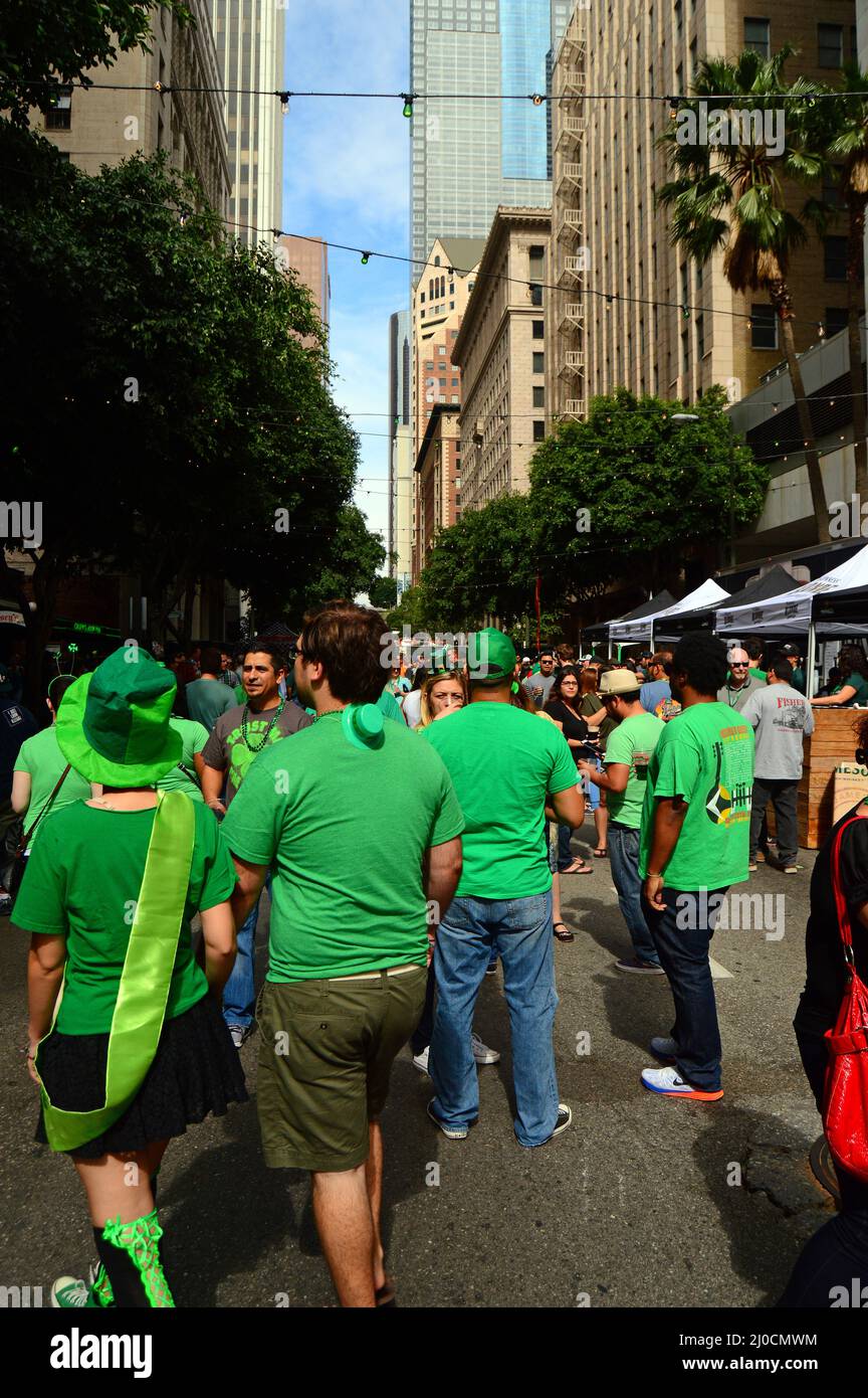 Le persone vestite nel loro migliore congregato verde nel centro di Los Angeles il giorno di San Patrizio Foto Stock