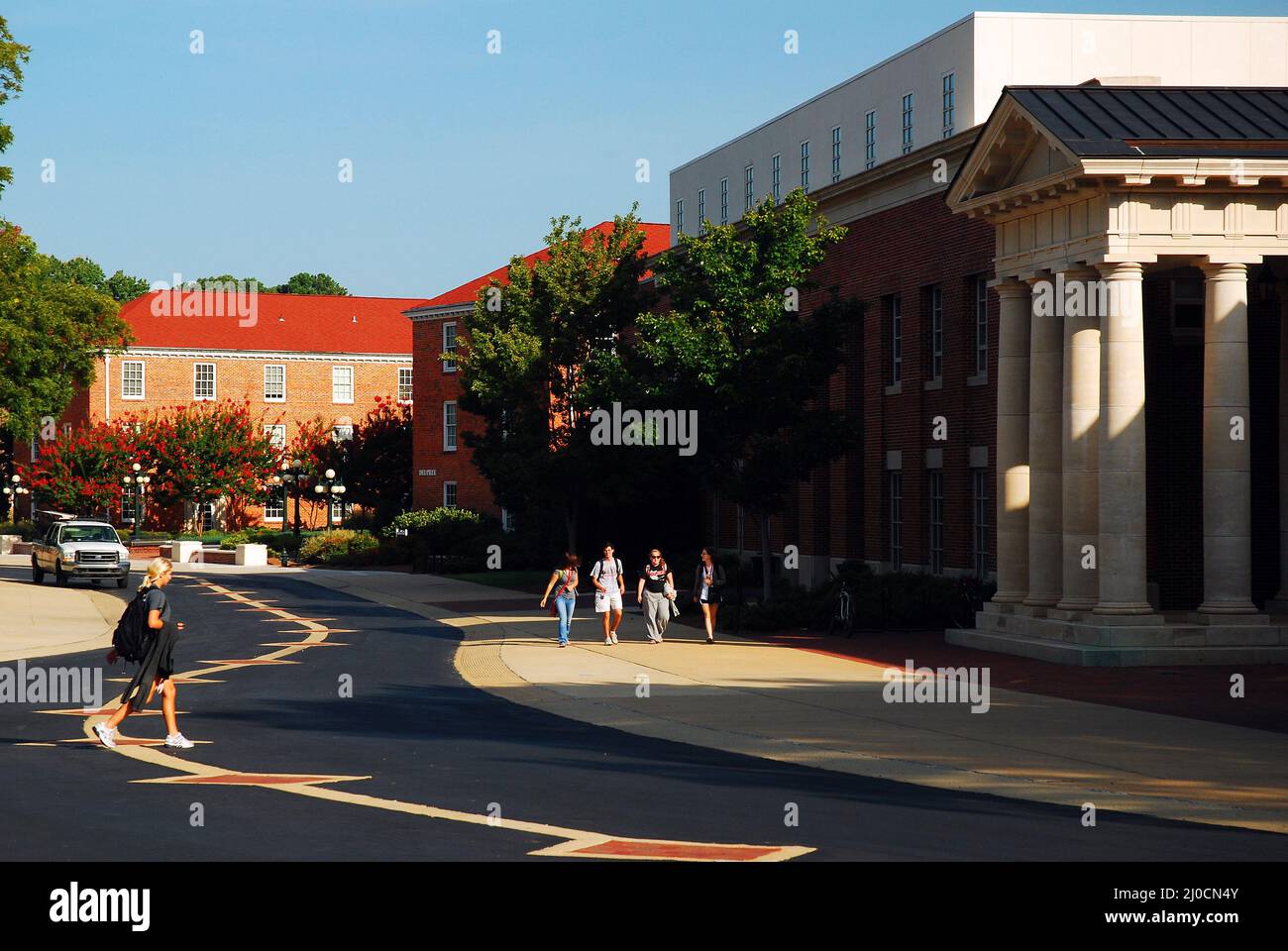 Gli studenti si dirigono verso le loro classi nel campus dell'Università del Mississippi Foto Stock