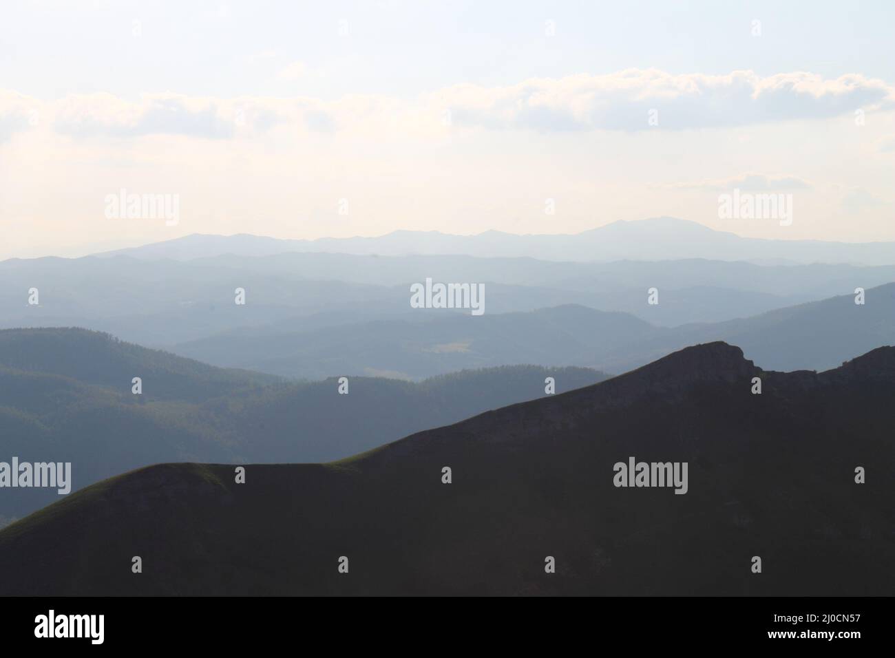 Un paesaggio di montagna blu e appannato Foto Stock