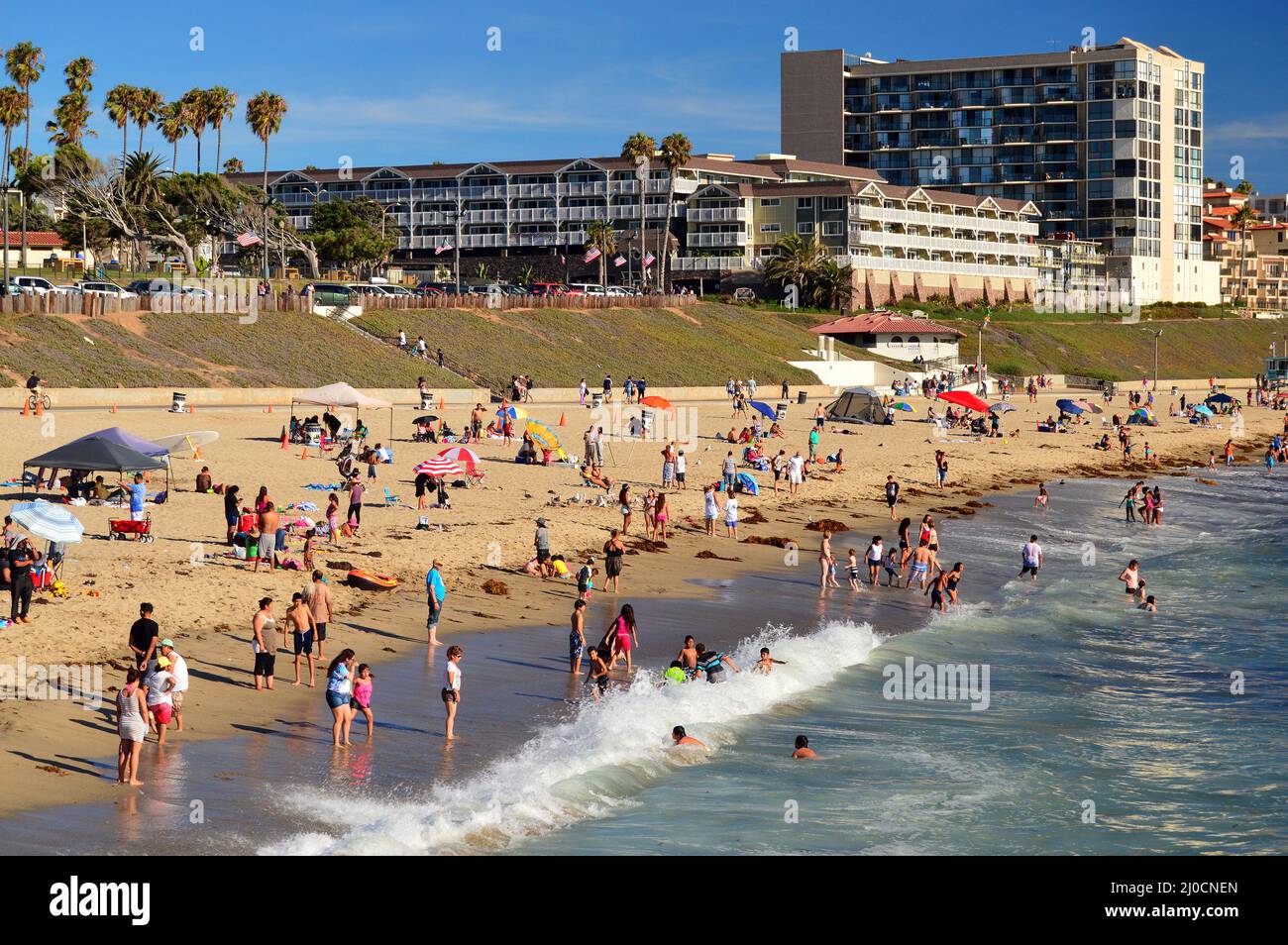 Una folla estiva occupa gran parte della sabbia a Redondo Beach Foto Stock