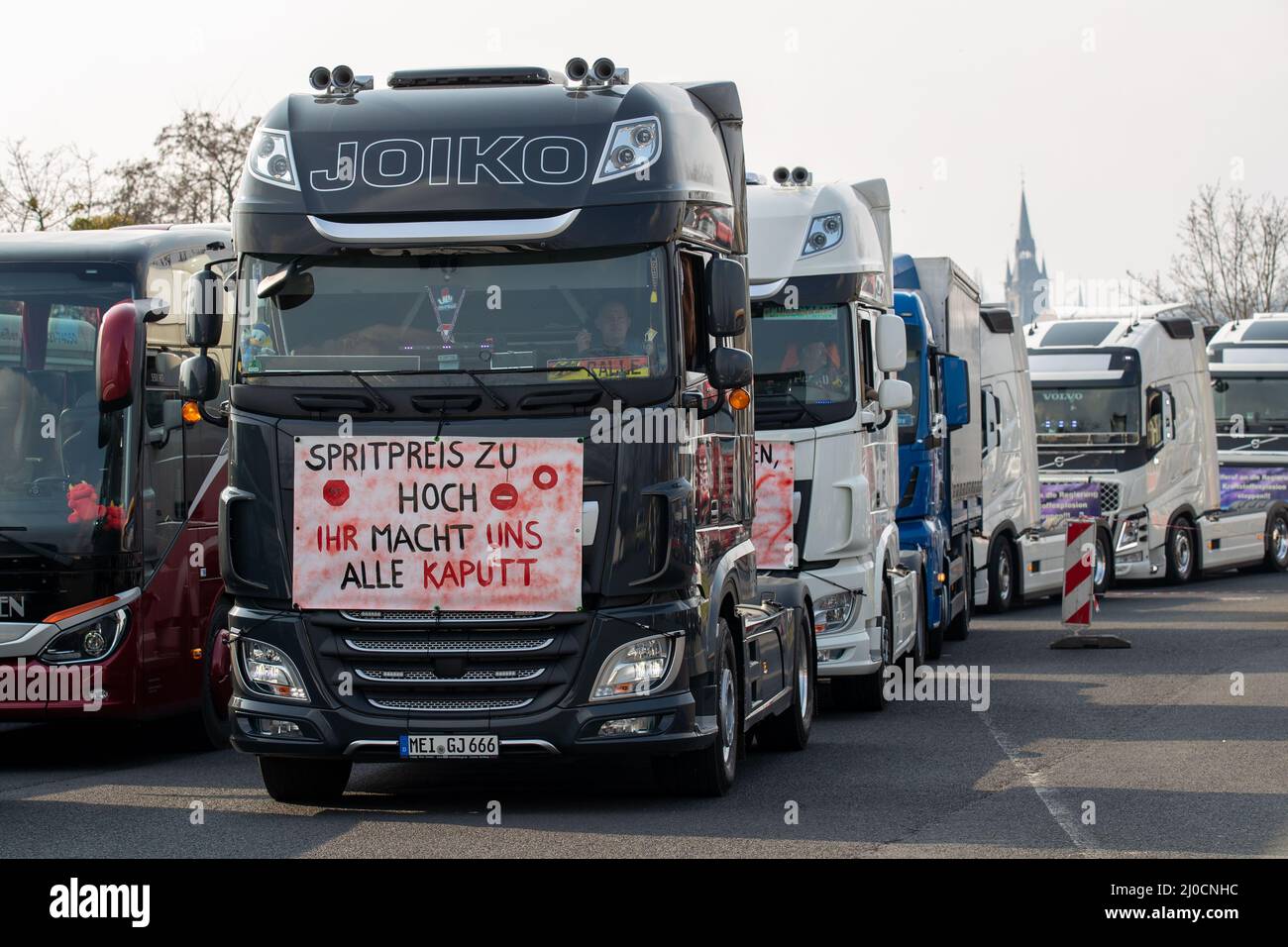 Dresda, Germania. 18th Mar 2022. Su un carrello è allegato un banner con il testo 'PRITPREIS ZU HOCH - IHR MACHT UNS ALLE KAPUTT'. Questo fa parte della sfilata di veicoli che attraversa la città di Dresda ed è per la riduzione dei prezzi elevati della benzina e richiede anche un freno al prezzo del carburante. L'associazione di Stato dell'industria sassone dei trasporti (LSV) aveva chiesto questa azione. Credit: Daniel Schäfer/dpa-Zentralbild/dpa/Alamy Live News Foto Stock