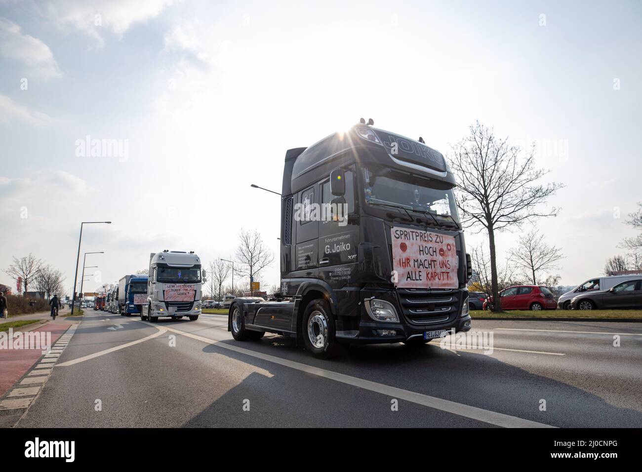 Dresda, Germania. 18th Mar 2022. Su un carrello è allegato un banner con il testo 'PRITPREIS ZU HOCH - IHR MACHT UNS ALLE KAPUTT'. Questo fa parte della sfilata di veicoli che attraversa la città di Dresda ed è per la riduzione dei prezzi elevati della benzina e richiede anche un freno al prezzo del carburante. L'associazione di Stato dell'industria sassone dei trasporti (LSV) aveva chiesto questa azione. Credit: Daniel Schäfer/dpa-Zentralbild/dpa/Alamy Live News Foto Stock