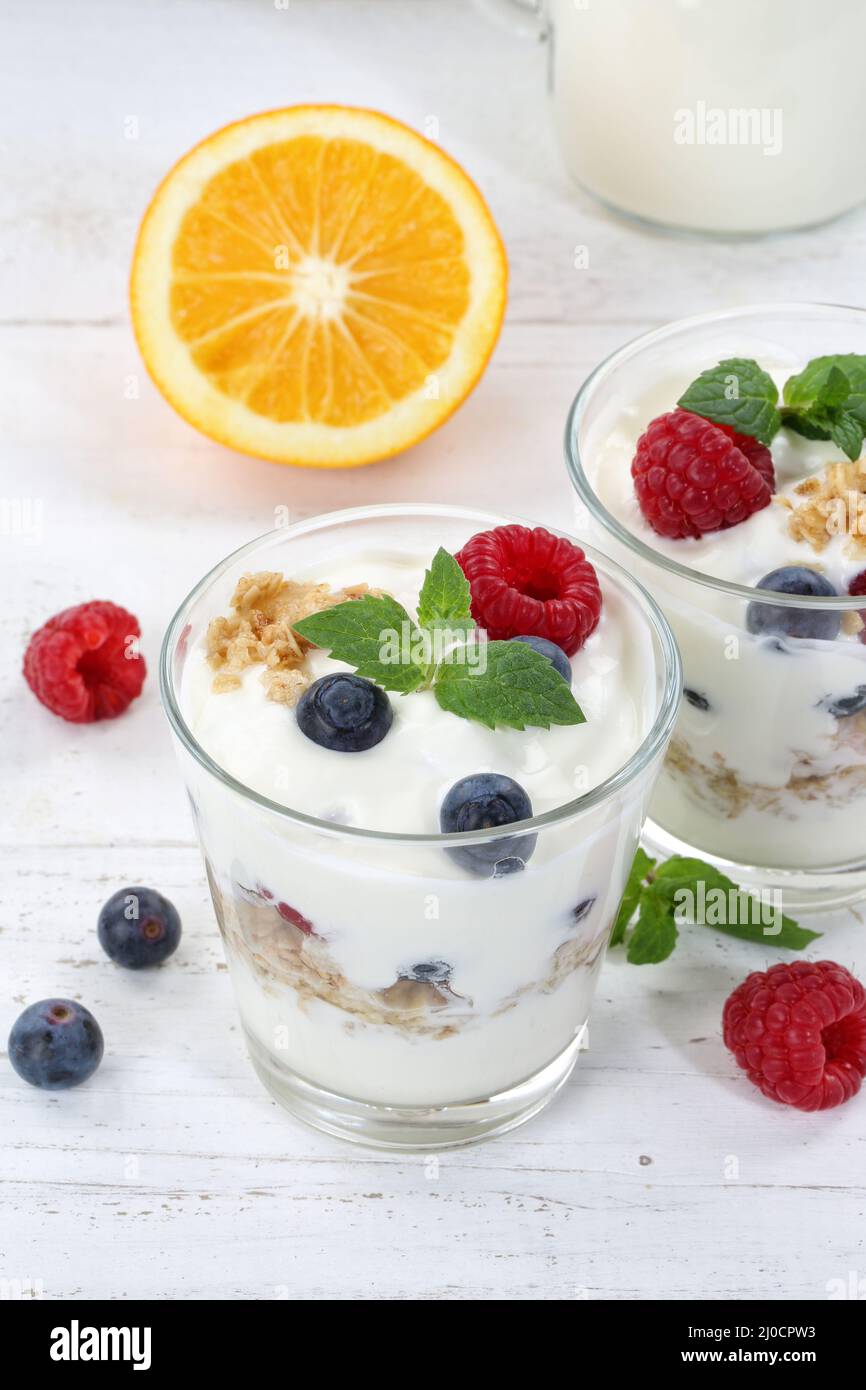Bacche yogurt bacche di vetro frutta cereali ritratto colazione Foto Stock