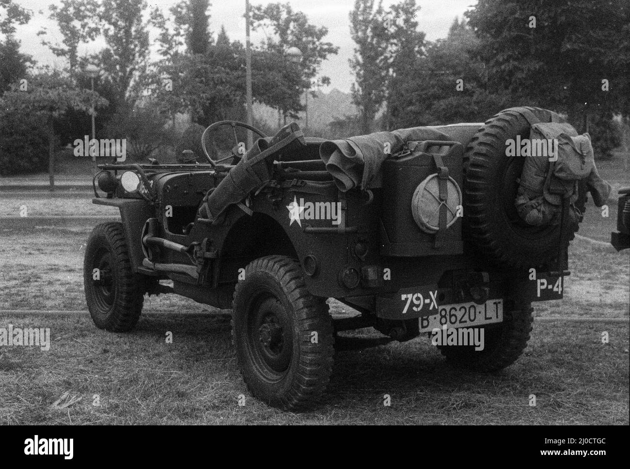 Primo piano di tipico esercito d'epoca SUV auto Jeep Willys in scala di grigi Foto Stock