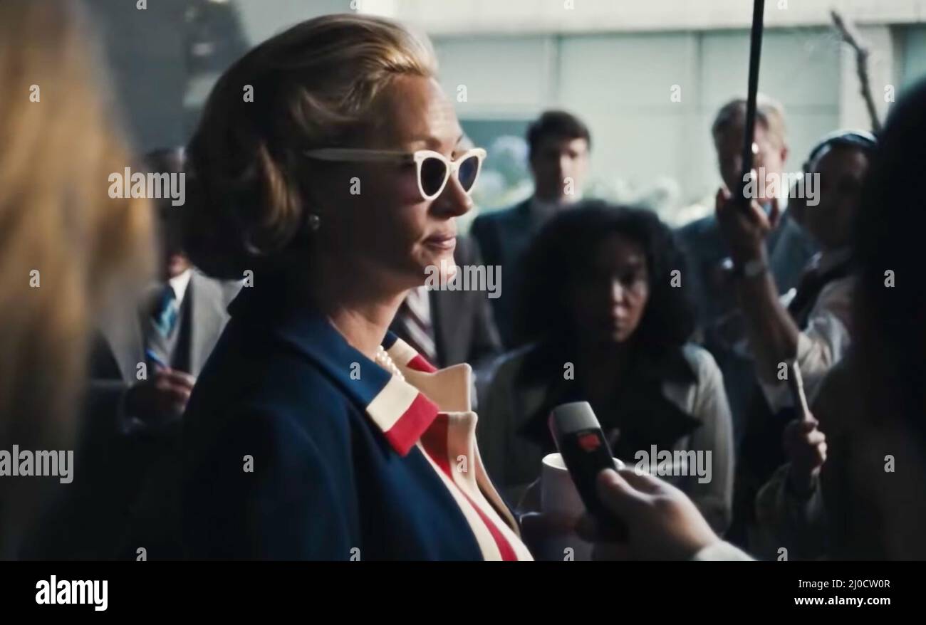 Usa julia roberts in una scena della nuova serie c starz gaslit