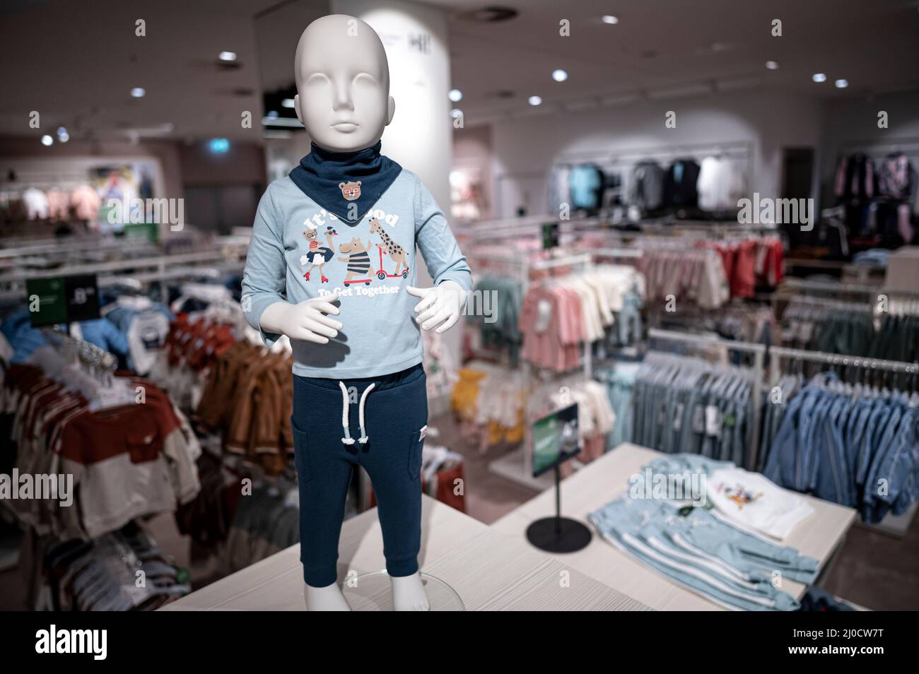 Berlino, Germania. 02nd Mar 2022. Una bambola con abiti per ragazzi si  trova nel reparto per bambini nel negozio di abbigliamento C&A in un centro  commerciale a Berlino-Marzahn. Credit: Fabian Sommer/dpa/Alamy Live