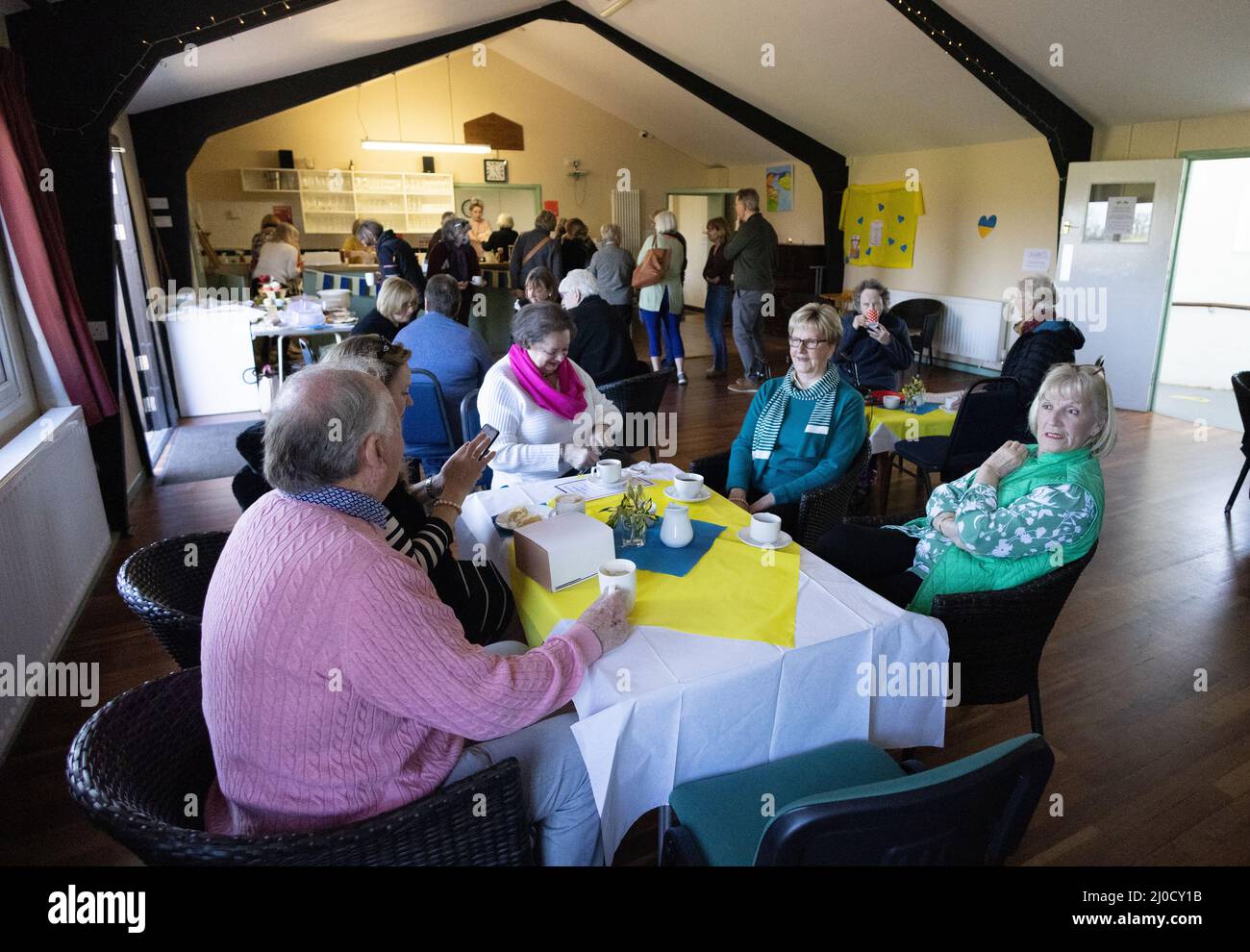 Ucraina aiuti UK per la guerra Ucraina 2022; caffè di beneficenza mattina raccolta fondi per l'Ucraina rifugiati soccorso, Stetchworth Village Hall, Cambridgeshire Regno Unito Foto Stock