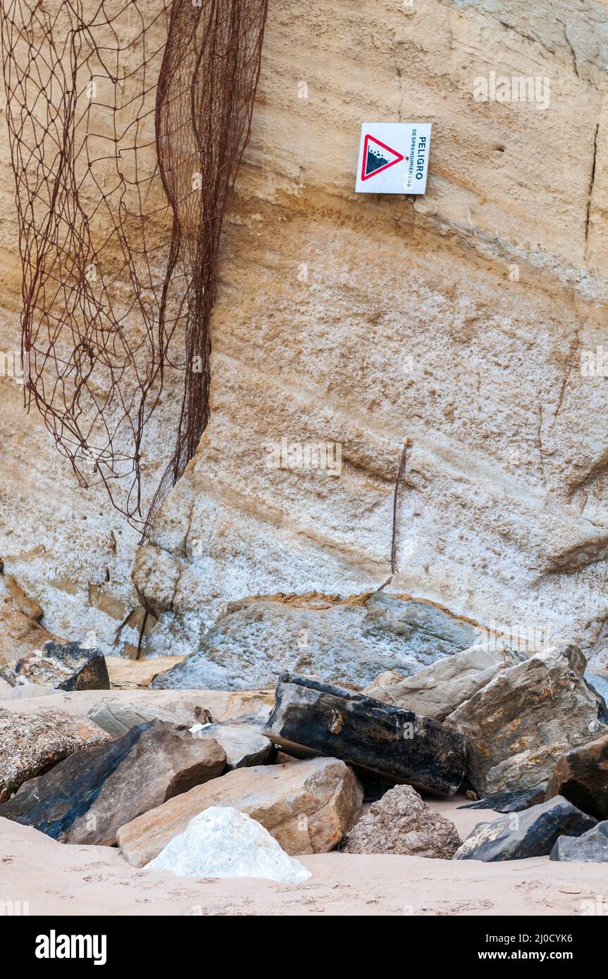 Cartello di pericolo per la caduta della roccia/cartello peligro desprendimiento Cala del Aceite, Foto Stock