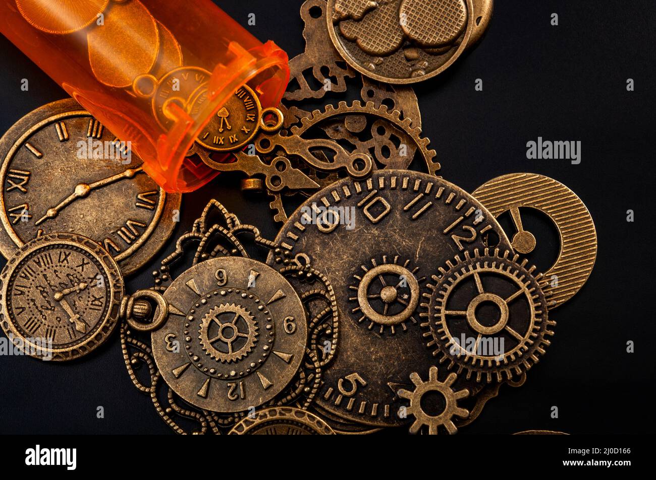 Il tempo cura tutto o il tempo guarisce ogni concetto di dolore con una bottiglia di prescrizione Painkiller bottiglia e piccolo orologio metallico cadendo fuori, isolato Foto Stock