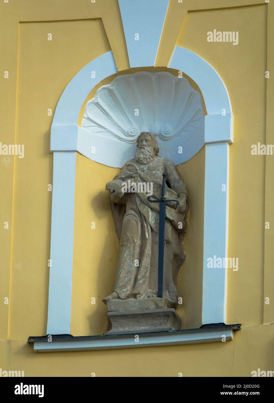 Statue all'esterno dell'ex chiesa del monastero e dell'odierna Basilica di San Michele a Mondsee, Salzkammergut, Austria superiore Foto Stock