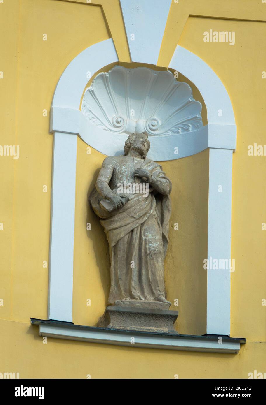 Statue all'esterno dell'ex chiesa del monastero e dell'odierna Basilica di San Michele a Mondsee, Salzkammergut, Austria superiore Foto Stock