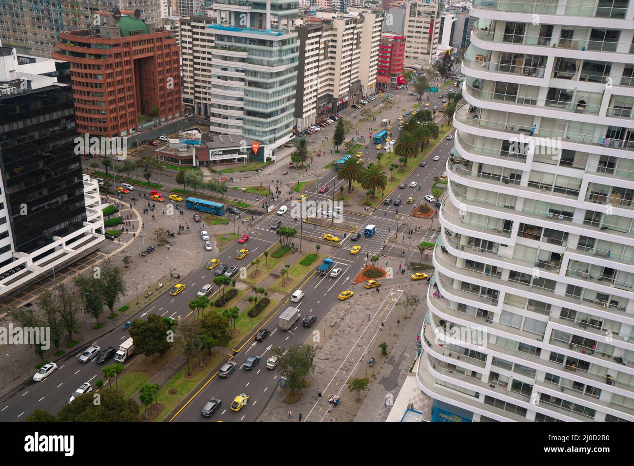 Quito, Pichincha, Ecuador - Marzo 17 2022: Veicoli e persone che circolano all'intersezione di Amazonas e viali delle Nazioni Unite durante un nuvoloso Foto Stock