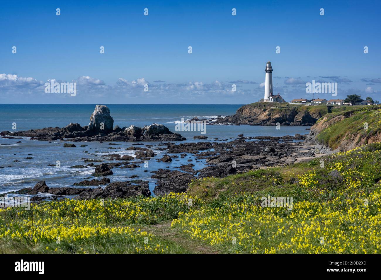 Point Arena Light Station o Point Arena Lighthouse è un faro costruito per guidare le navi sulla costa pacifica della California. Foto Stock