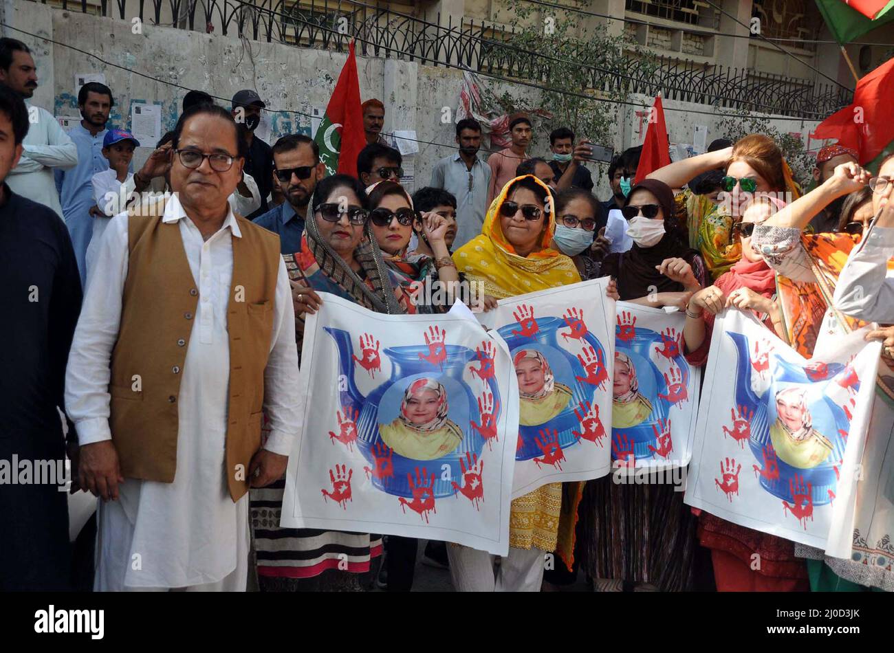 Hyderabad, Pakistan. 18th Mar 2022. Gli attivisti di Tehreek-e-INSAF (PTI) stanno organizzando una manifestazione di protesta contro i legislatori della PTI dissidenti, presso il press club di Hyderabad venerdì 18 marzo 2022. Credit: Asianet-Pakistan/Alamy Live News Foto Stock