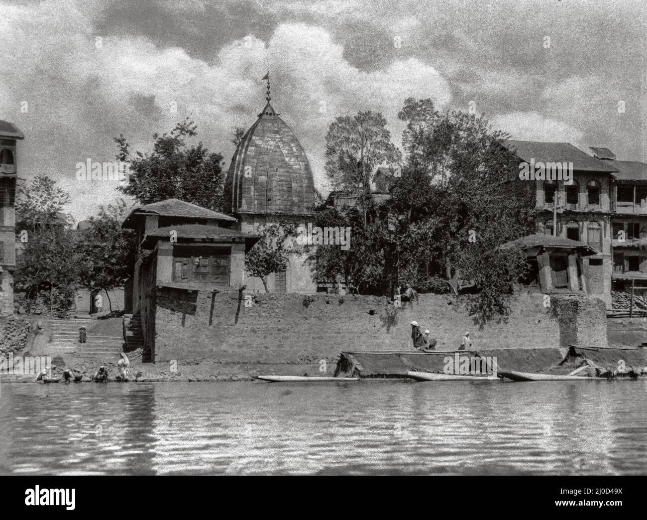 02 18 2012 Old Photo of Jhelum River Kashmir Tempio di Ganpatyaar Habba Kadal Shrinagar India. Foto Stock