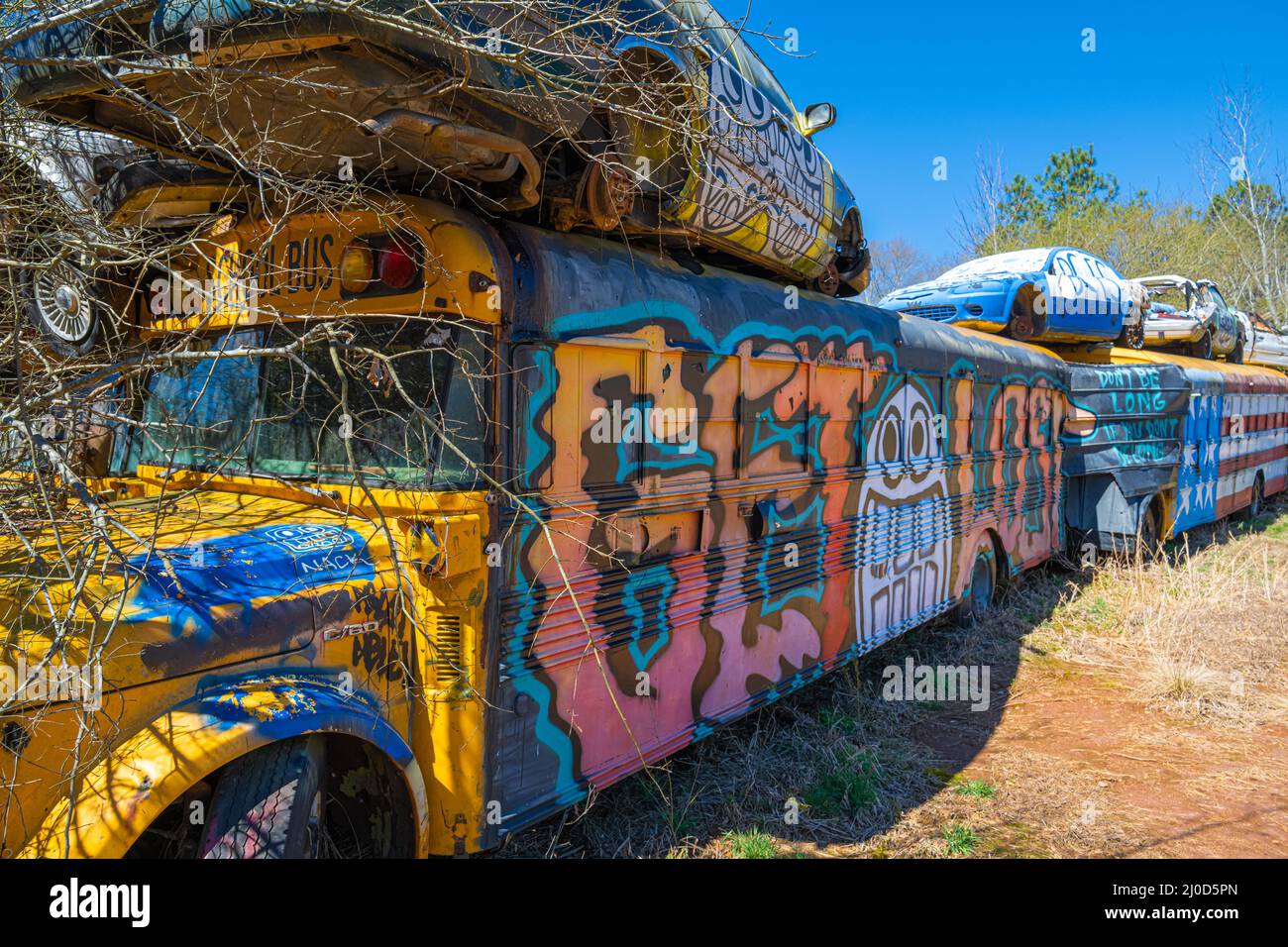 School Bus Graveyard, un'attrazione stradale in Alto, Georgia. (USA) Foto Stock