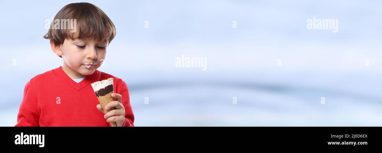 Ragazzo bambino gelato lecca mangiare estate testo spazio libero copyspace Foto Stock