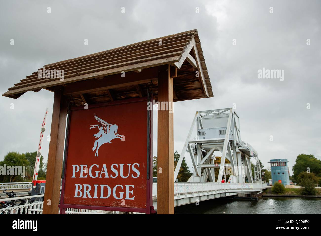 Pegasus Bridge (Benouville Bridge), monumento commemorativo della guerra mondiale del 2 in Francia e un sito importante per l'invasione del D-Day da parte delle forze alleate Foto Stock