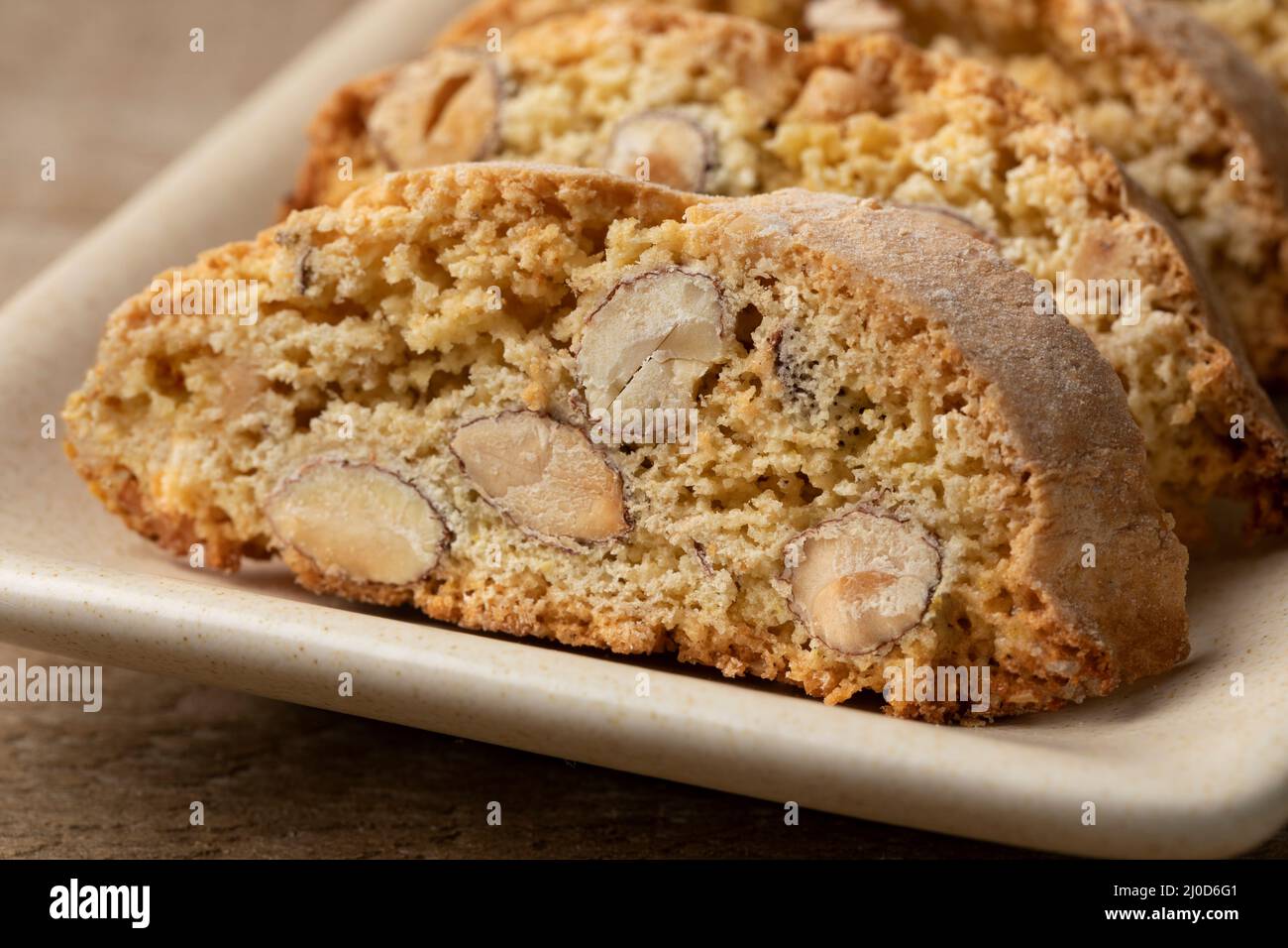 Cantuccini italiani fatti in casa freschi da vicino su un piatto Foto Stock