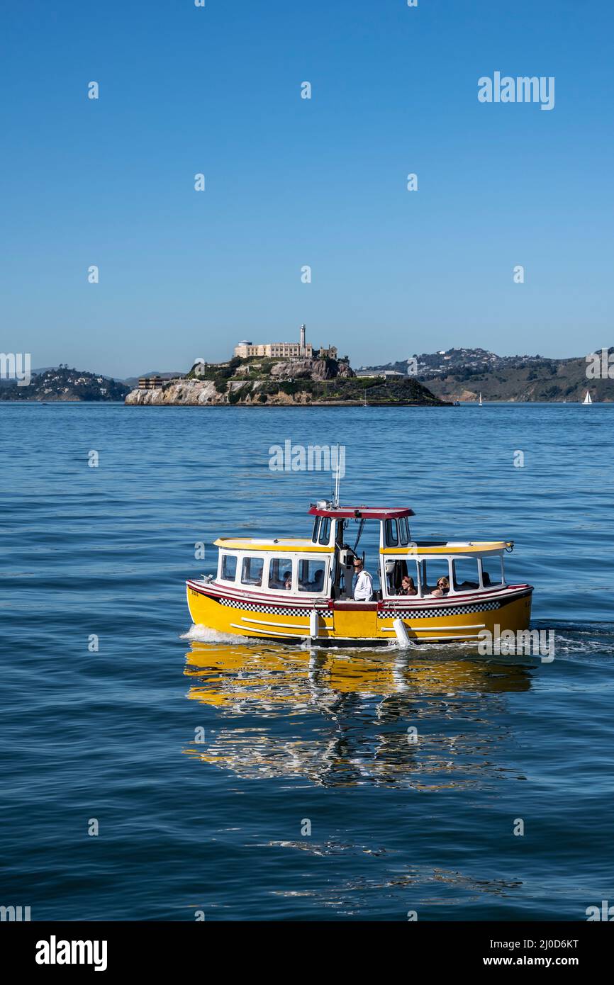 Taxi acqueo nella baia di San Francisco passando per l'isola di Alcatraz Foto Stock