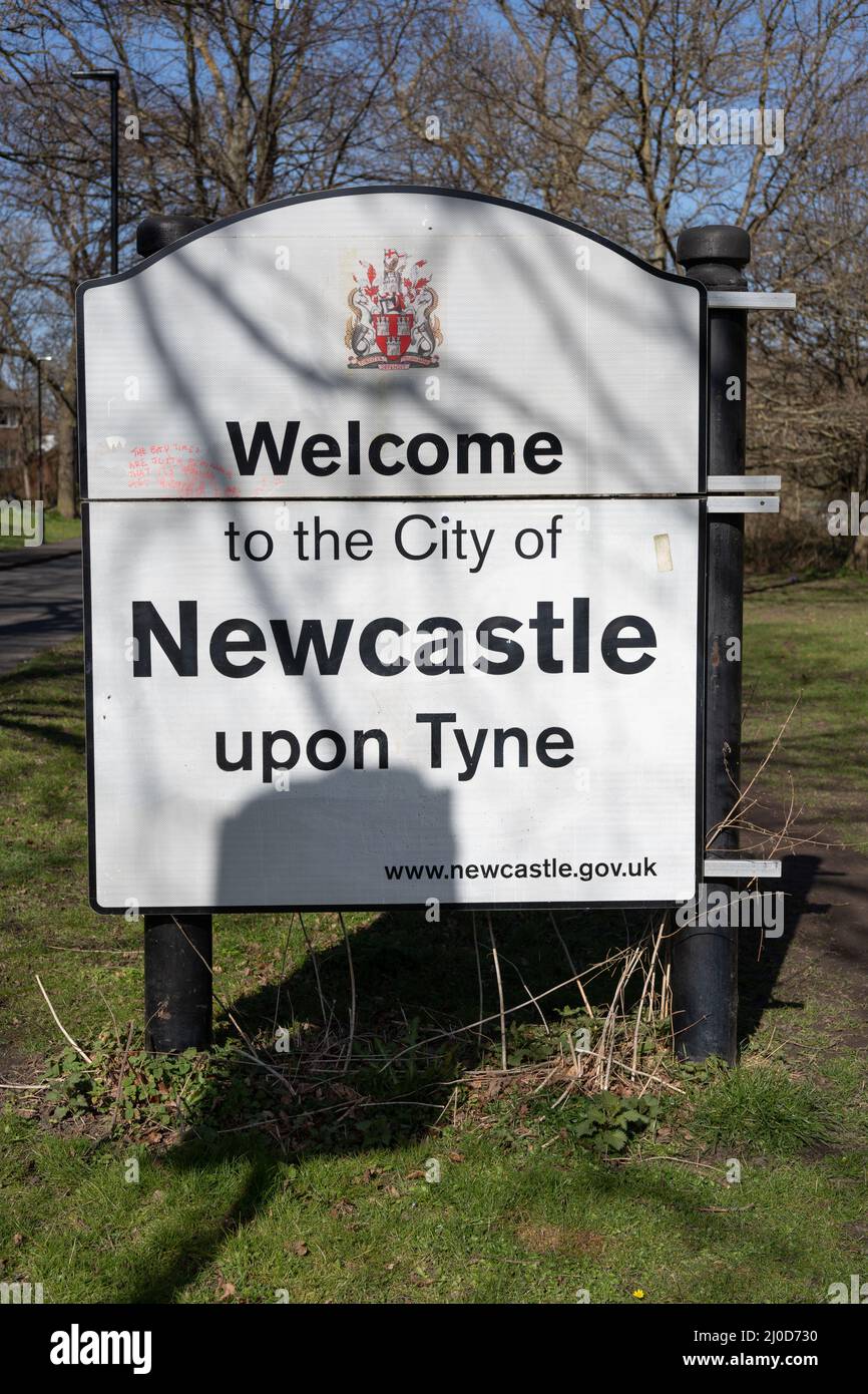 Un cartello recita: 'Benvenuti nella città di Newcastle upon Tyne' nel tranquillo sobborgo di Garden Village. Foto Stock