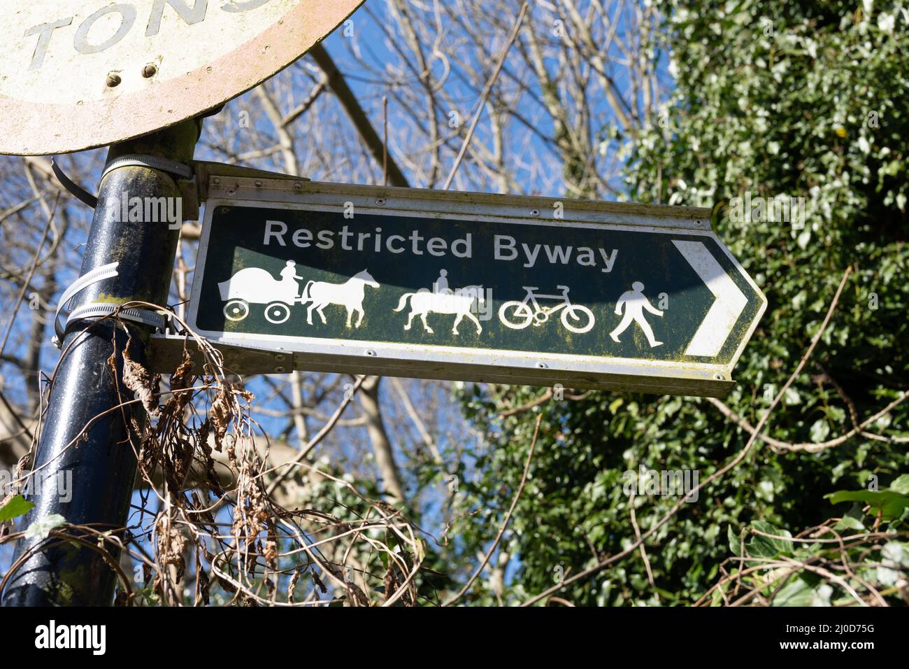 Una strada a accesso limitato, o passerelle pubbliche, accessibile a piedi, in bicicletta e a cavallo, anche con un carrello. Foto Stock