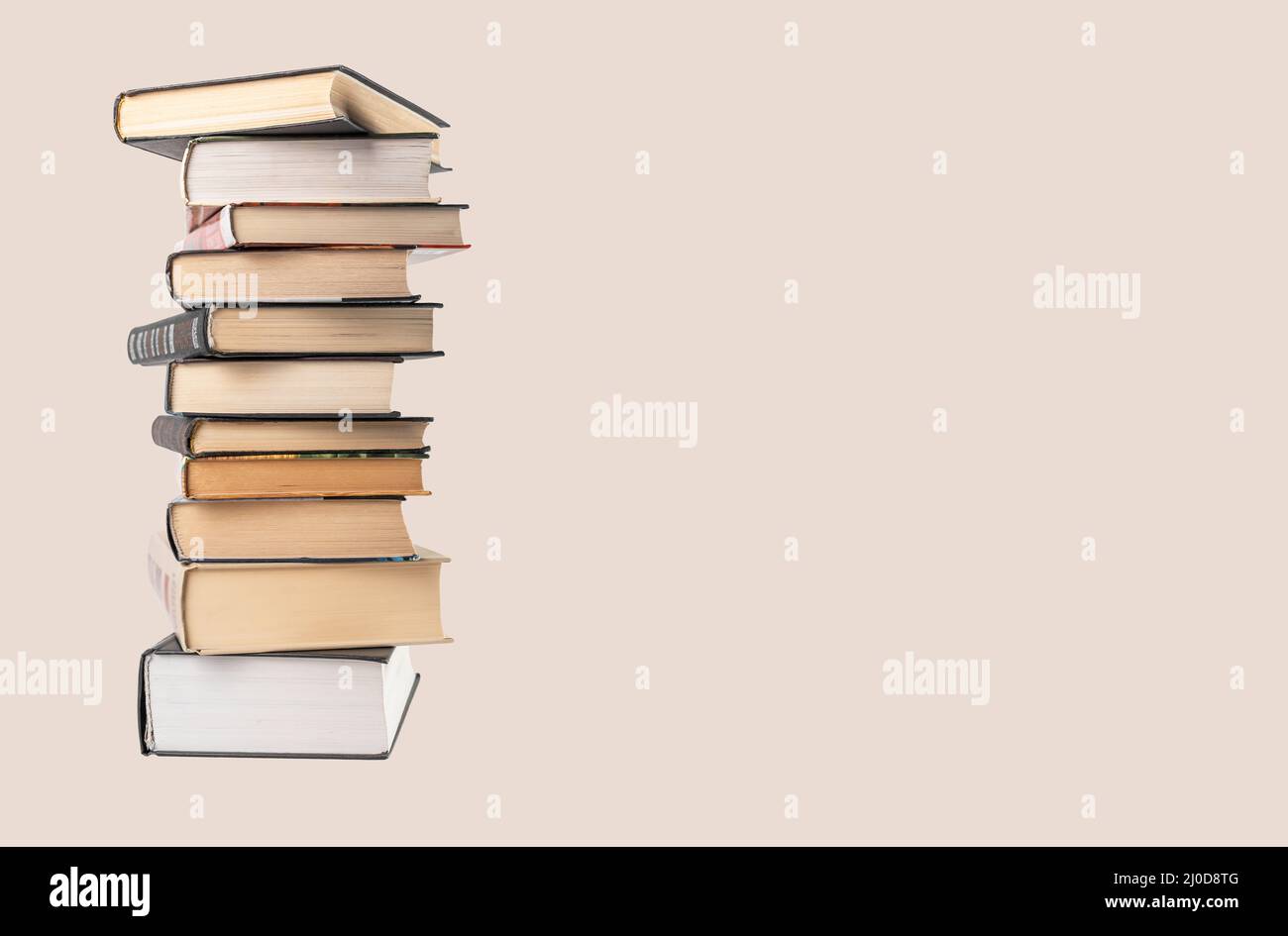 Banner con grande torre libri. Educazione, lettura, concetto di ricerca di informazioni. Posiziona per testo. Foto di alta qualità Foto Stock