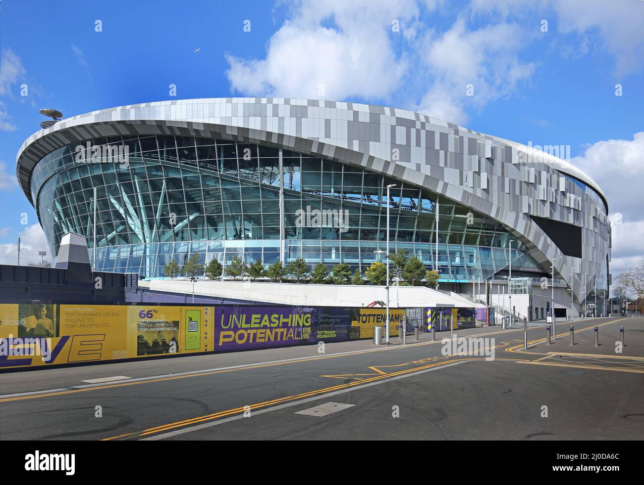 Il nuovo stadio del campionato britannico Tottenham Hotspur a White Hart Lane, Londra. Progettato da architetti popolosi, aperto nel 2019 Foto Stock