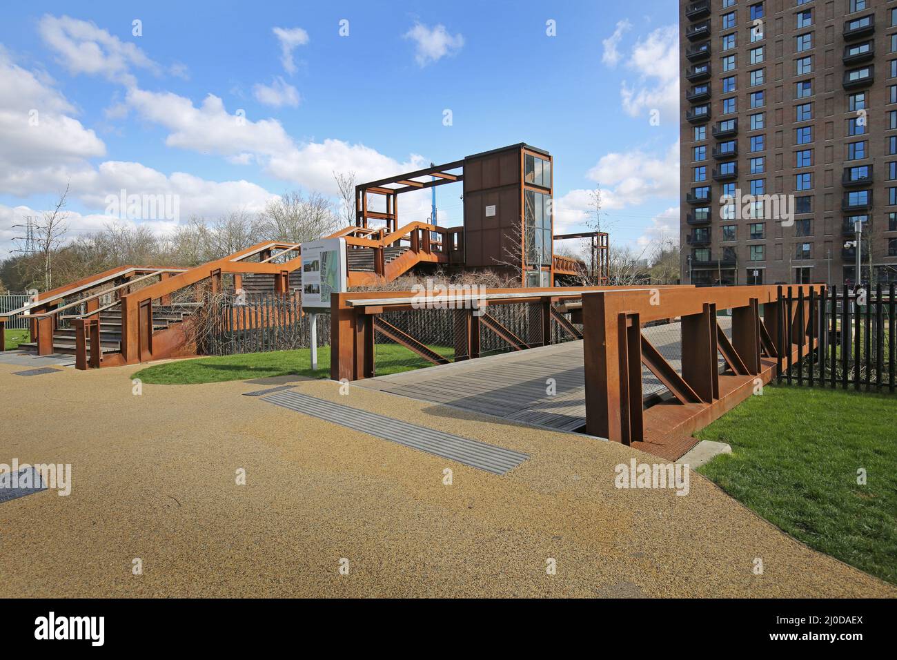 Nuovo ponte pedonale sul fiume Lock 17 sulla navigazione River Lee a Tottenham Hale, a nord di Londra, Regno Unito. Foto Stock