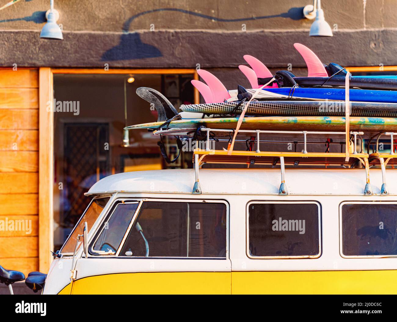Vecchio camper bus con tavole da surf sul tetto a Santa Monica, California, Stati Uniti d'America. Foto Stock