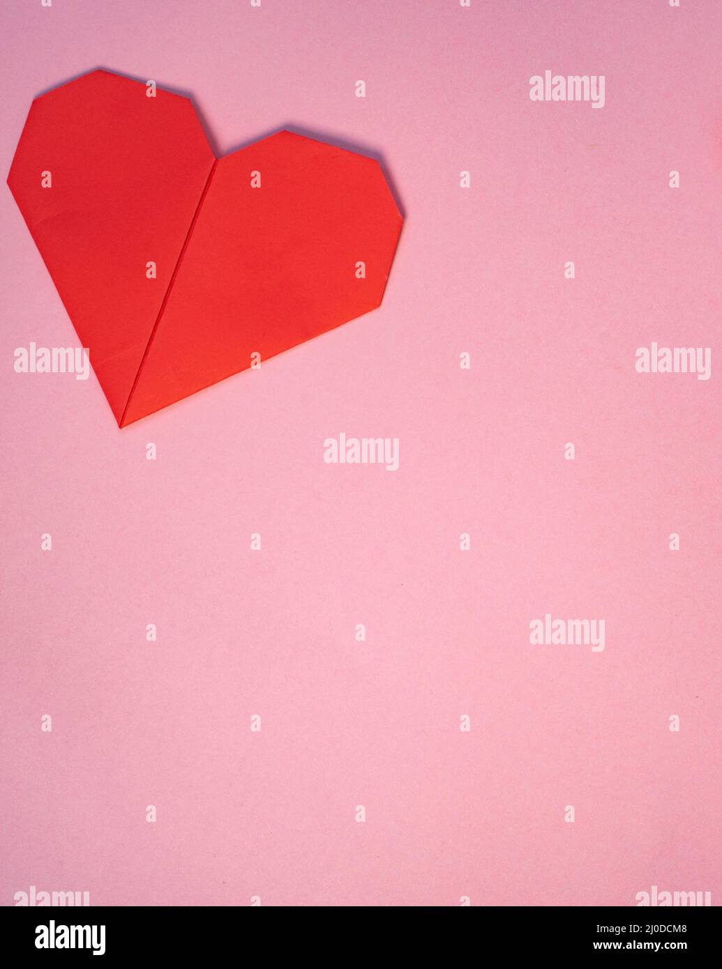 Il concetto del giorno della madre. Biglietto giornaliero per San Valentino. Concetto di amore con cuore origami. Spazio di copia Foto Stock