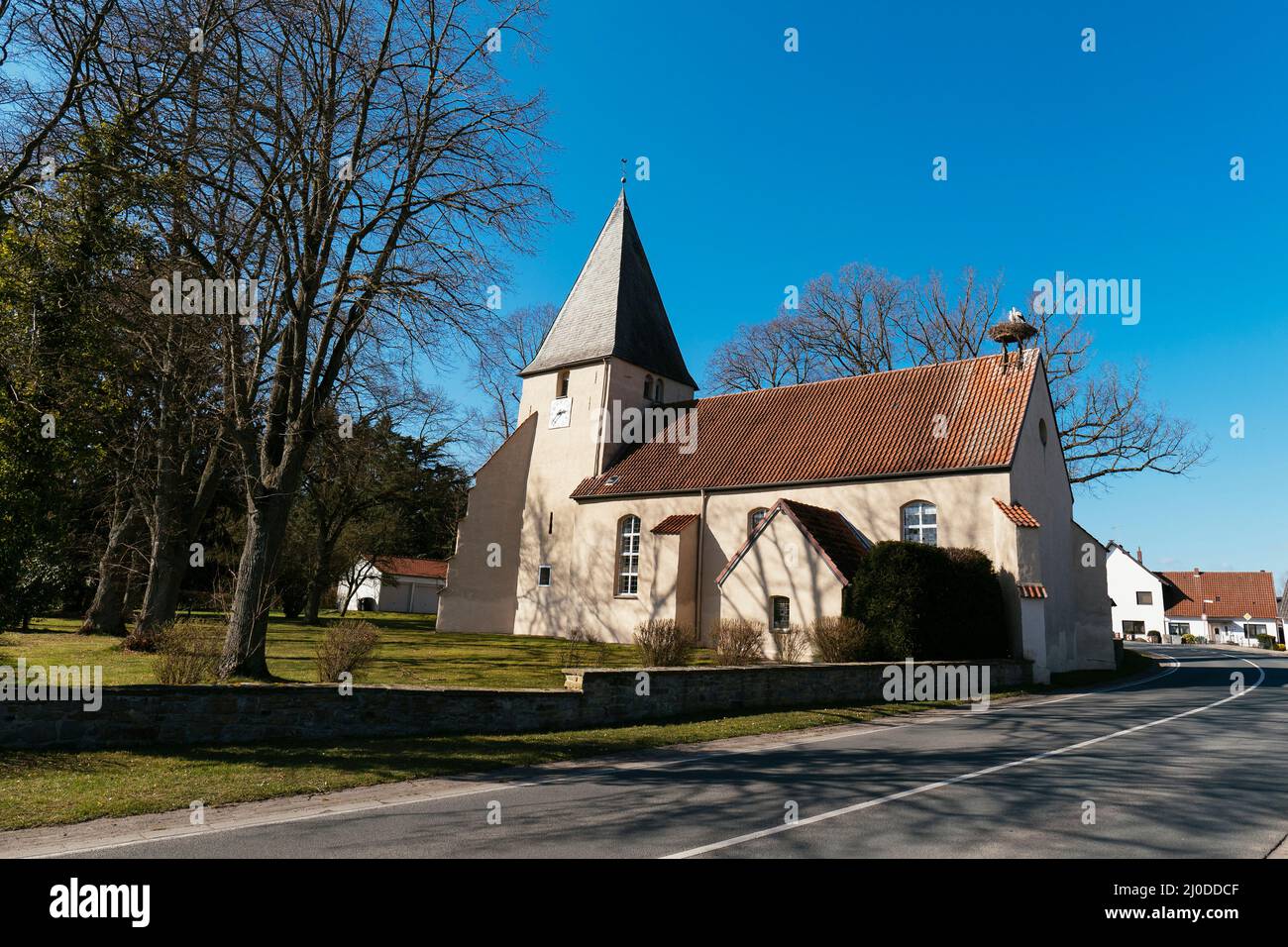 Chiesa protestante a Ovenstädt vicino Petershagen con nido di cicogna. Foto Stock