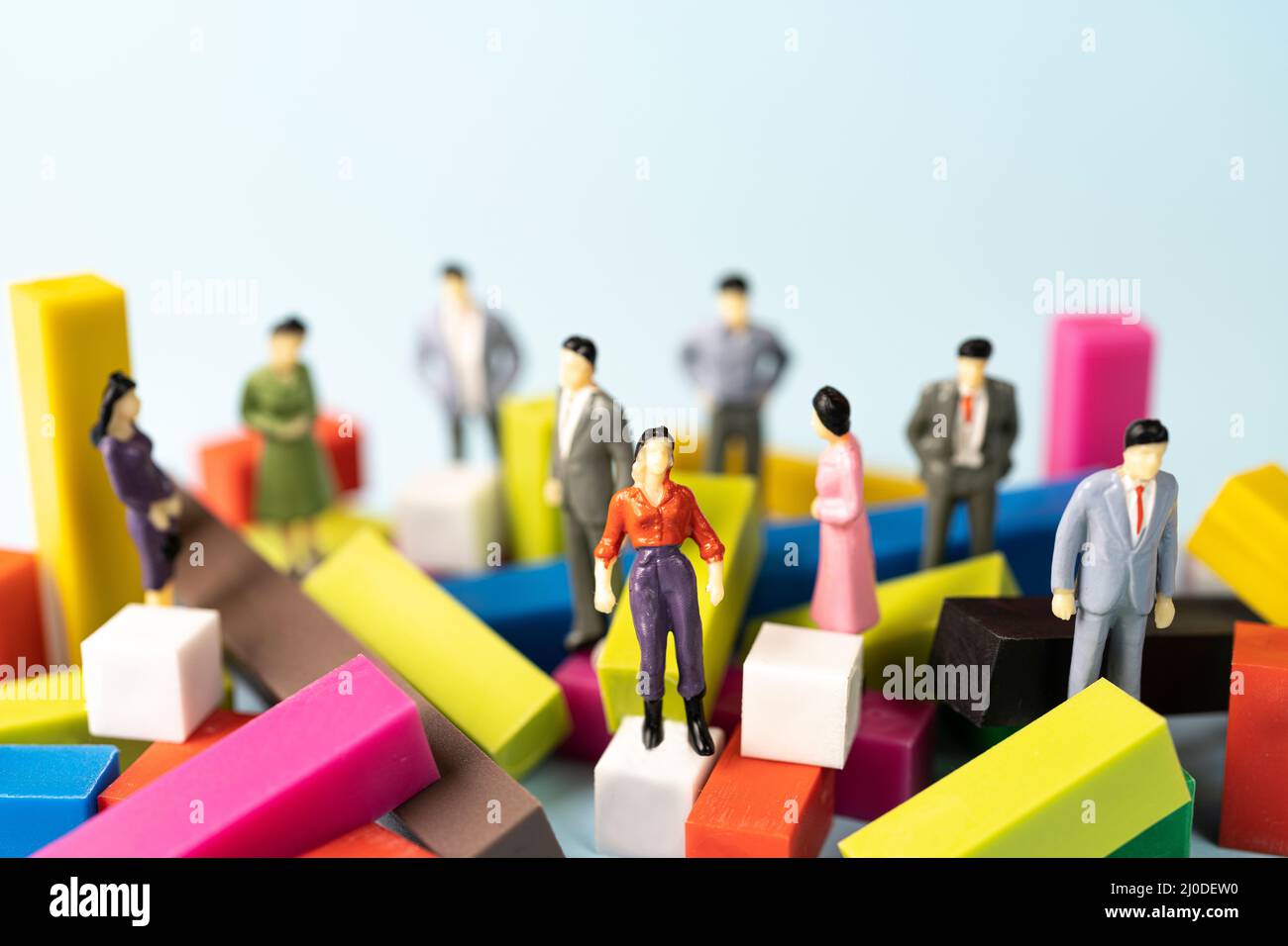 un gruppo di figurine tra alcuni blocchi colorati Foto Stock