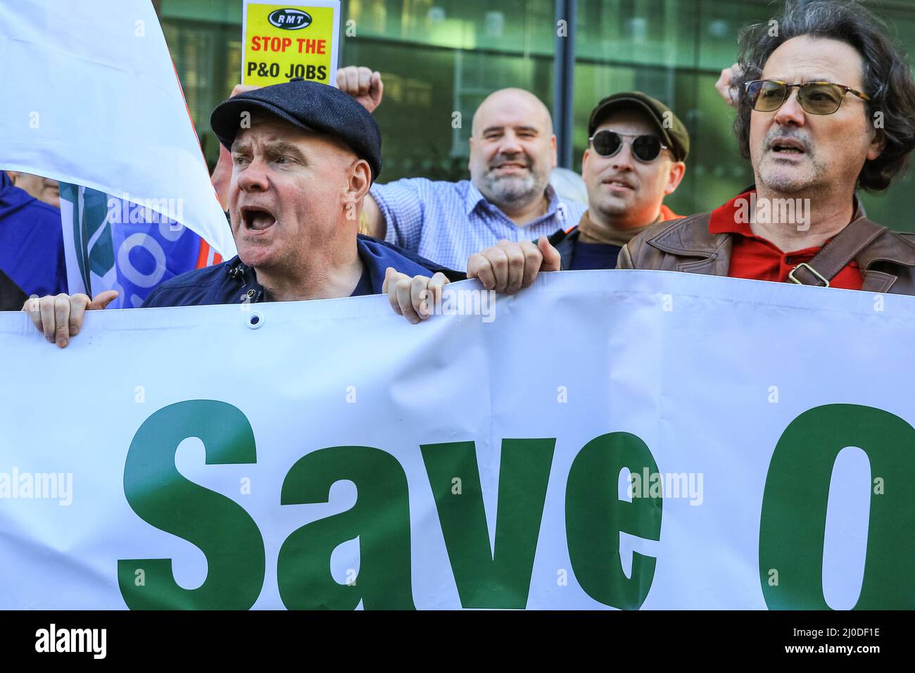 Londra, Regno Unito. 18th Mar 2022. I manifestanti, molti dei quali del sindacato RMT, si sono radunati al di fuori del quartier generale di Londra della casa madre di P&o, DP World, contro il licenziamento di circa 800 dipendenti di P&o Ferries senza preavviso. Credit: Imagplotter/Alamy Live News Foto Stock