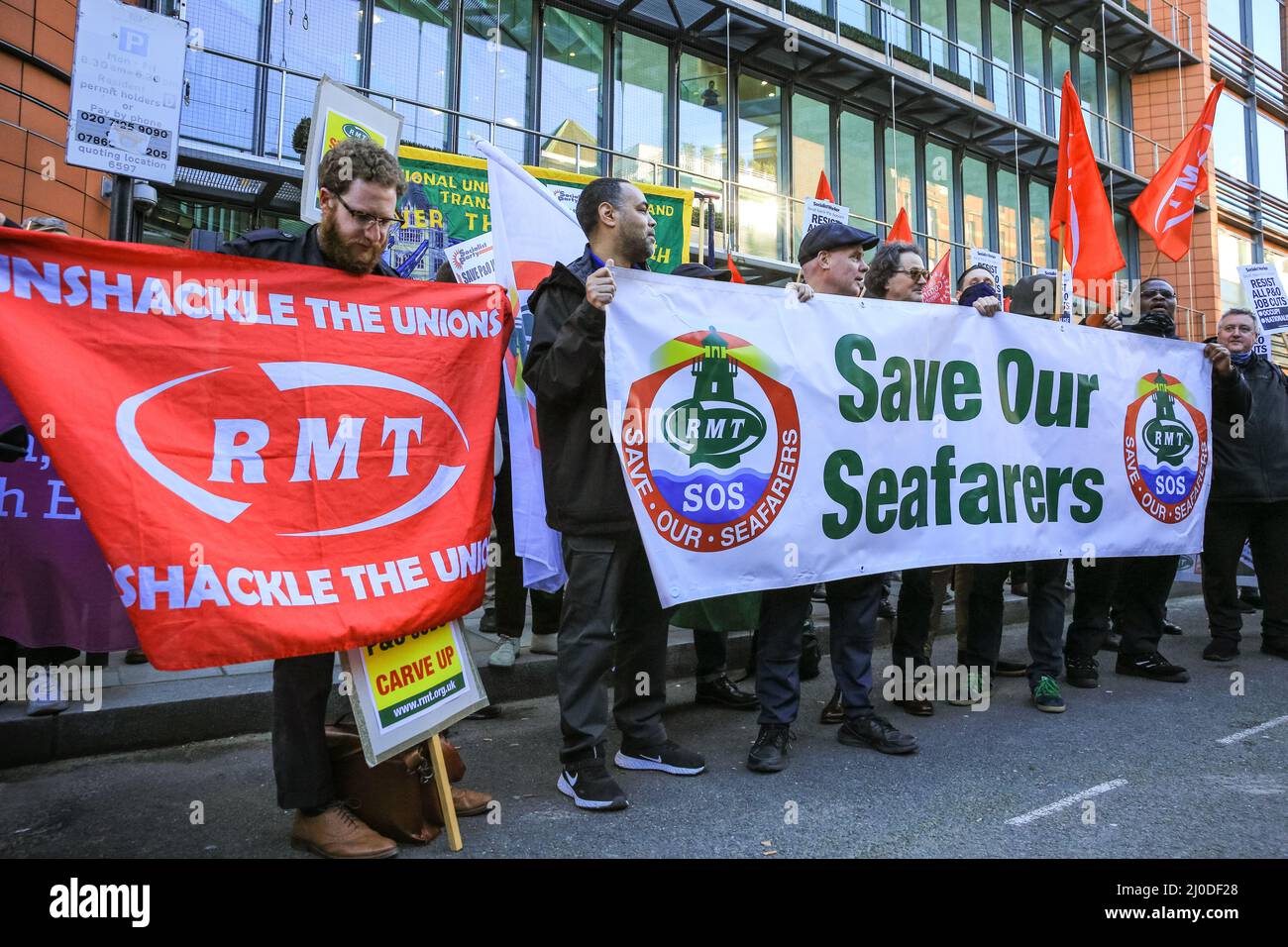 Londra, Regno Unito. 18th Mar 2022. I manifestanti, molti dei quali del sindacato RMT, si sono radunati al di fuori del quartier generale di Londra della casa madre di P&o, DP World, contro il licenziamento di circa 800 dipendenti di P&o Ferries senza preavviso. Credit: Imagplotter/Alamy Live News Foto Stock