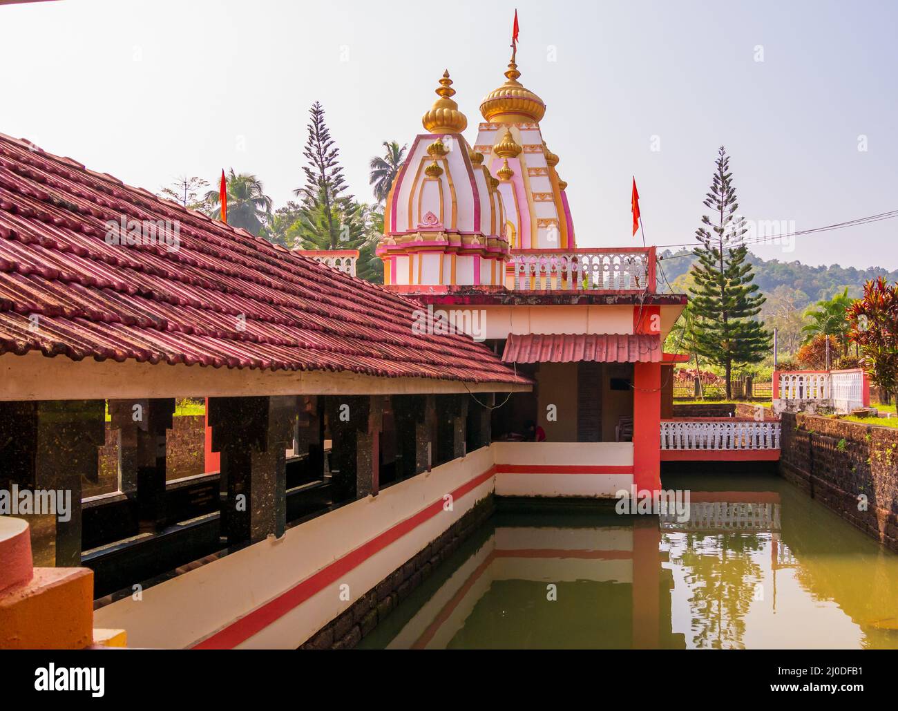 Malvan, INDIA - 19 dicembre 2021 : Sateri Devi Jala mandir, un antico tempio circondato da un laghetto d'acqua situato a Konkan, maharashtra costiero. Foto Stock