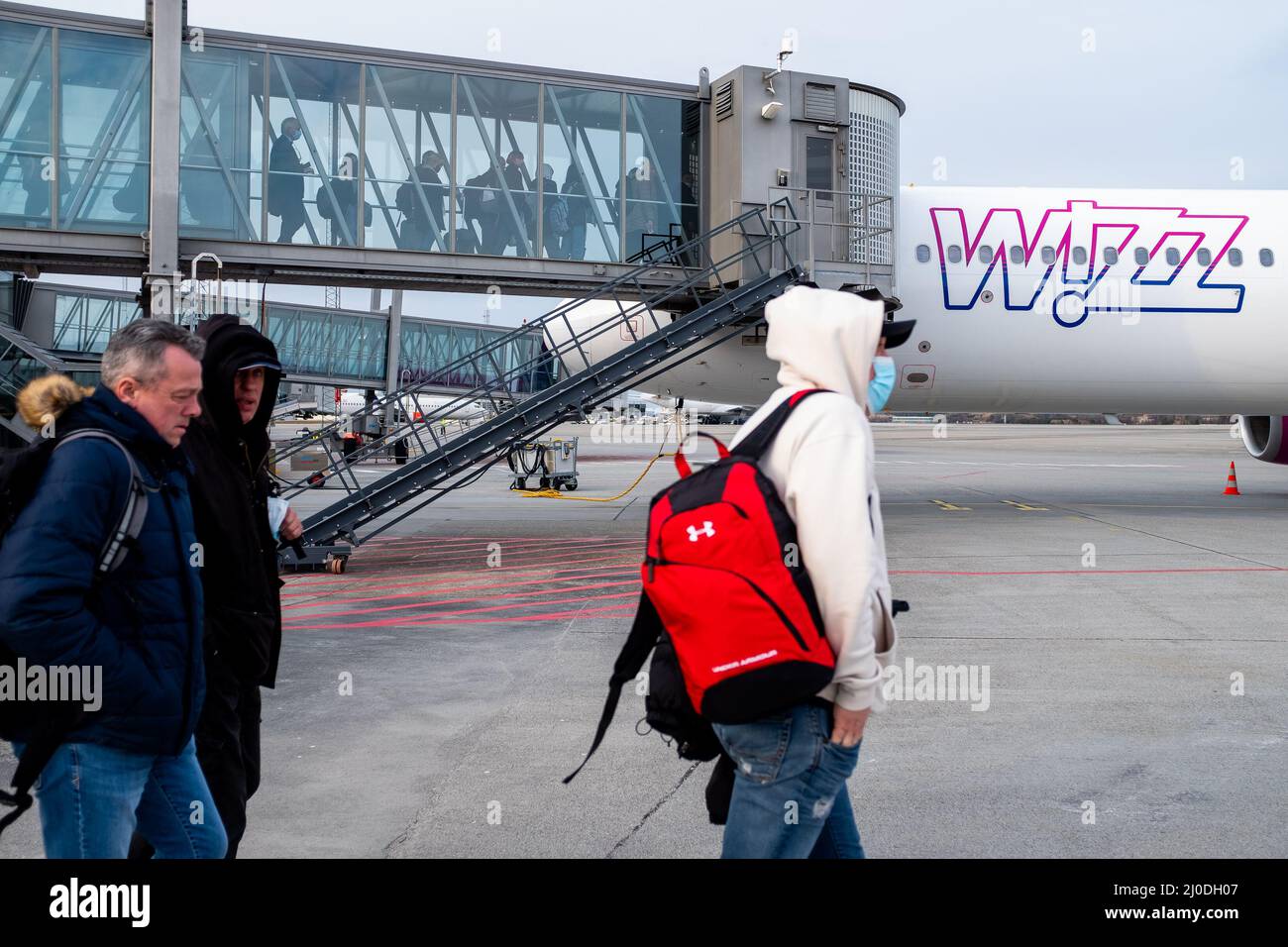 Stavanger, Norvegia. 13th Mar 2022. I viaggiatori si accodano per salire a bordo dell'aeromobile WizzAir all'aeroporto di Stavanger. (Credit Image: © Mateusz Slodkowski/SOPA Images via ZUMA Press Wire) Foto Stock
