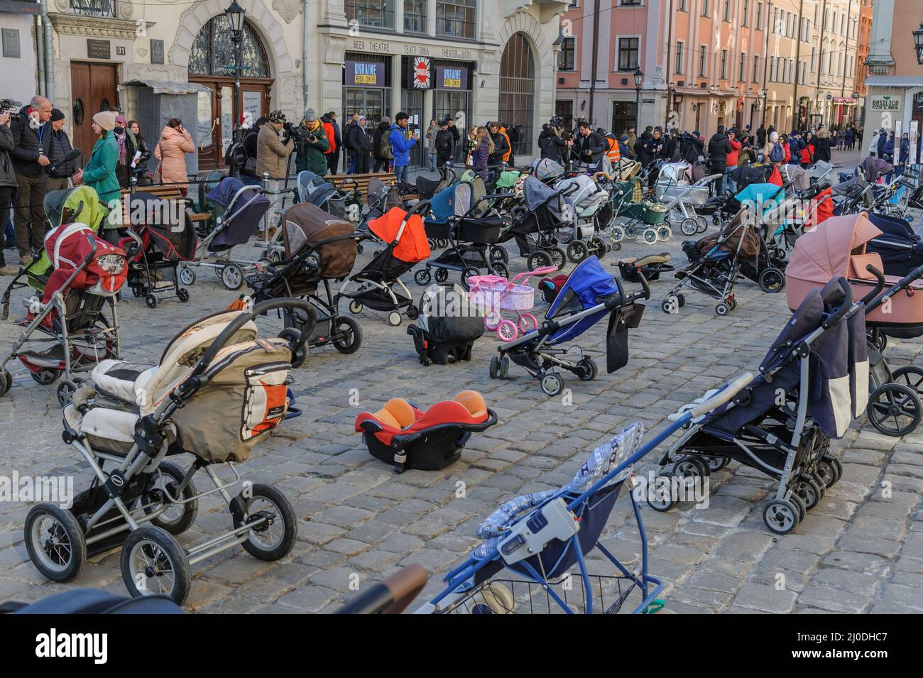 Lviv, Ucraina 18 marzo 2022. Azione sociale "il prezzo della guerra”, il cui scopo è quello di richiamare l'attenzione sulla morte di bambini ucraini innocenti. 109 pram sono stati posti alla Piazza Rynok come simbolo di 109 bambini uccisi dopo l'invasione russa su vasta scala. Foto Stock