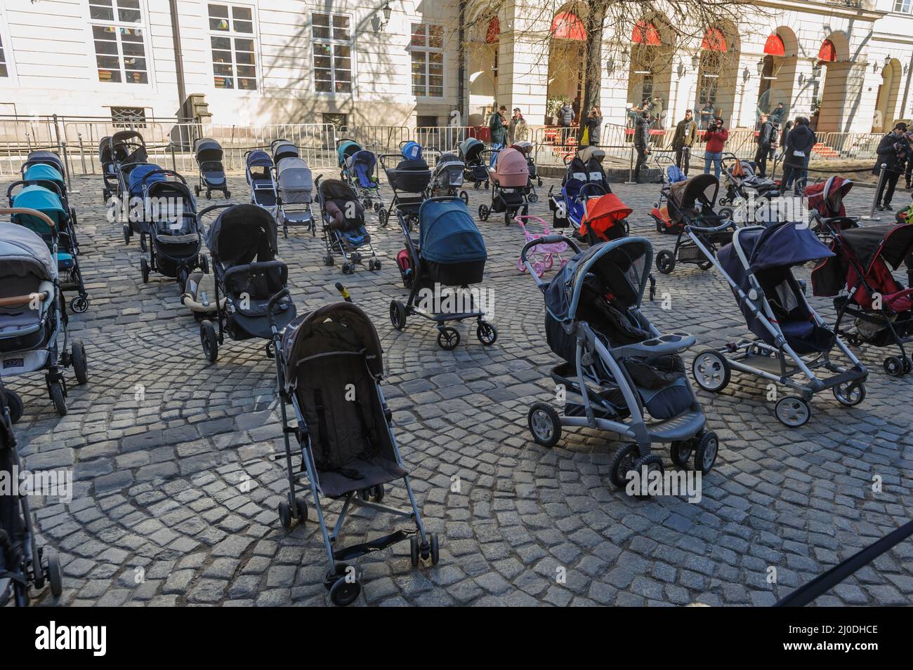 Lviv, Ucraina 18 marzo 2022. Azione sociale "il prezzo della guerra”, il cui scopo è quello di richiamare l'attenzione sulla morte di bambini ucraini innocenti. 109 pram sono stati posti alla Piazza Rynok come simbolo di 109 bambini uccisi dopo l'invasione russa su vasta scala. Foto Stock