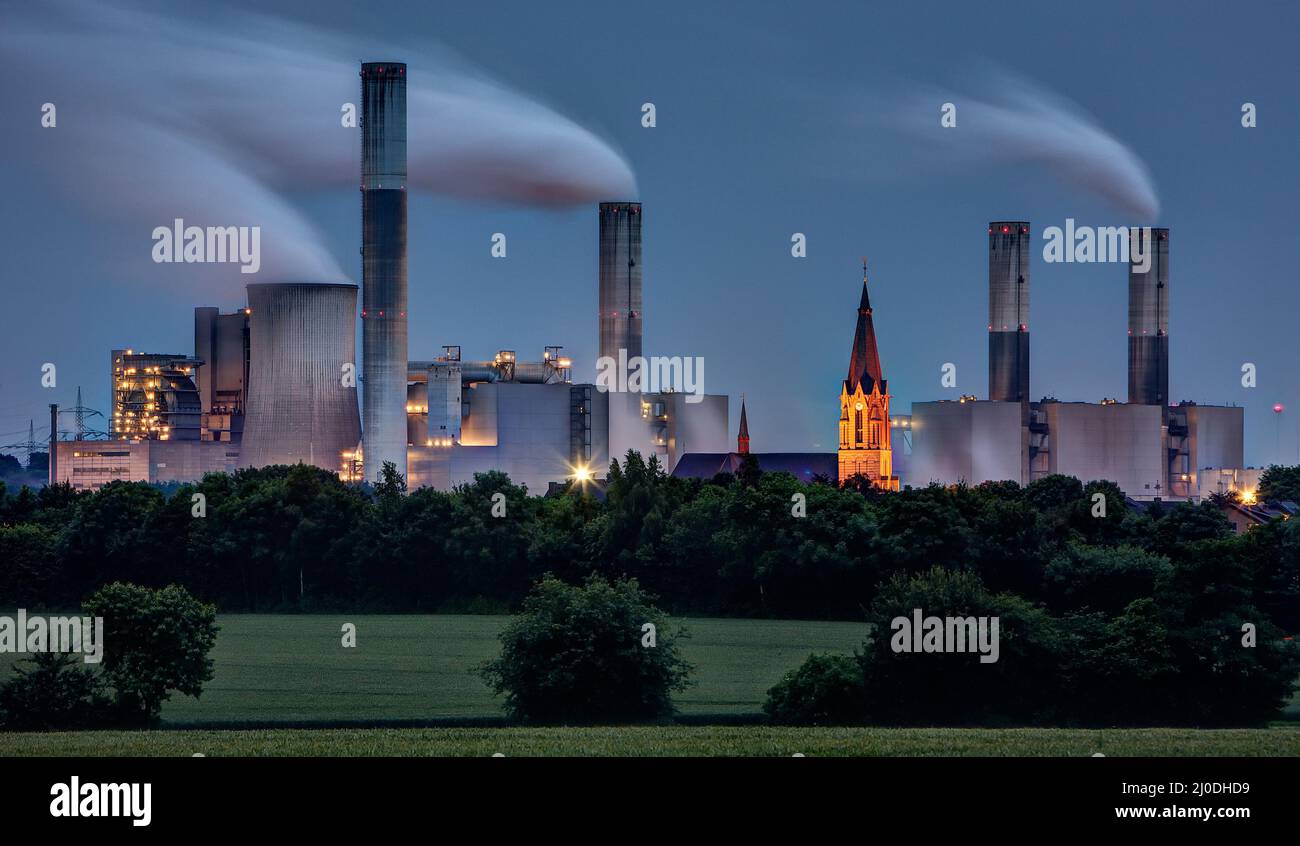Centrale elettrica a combustibile fossile. Foto Stock