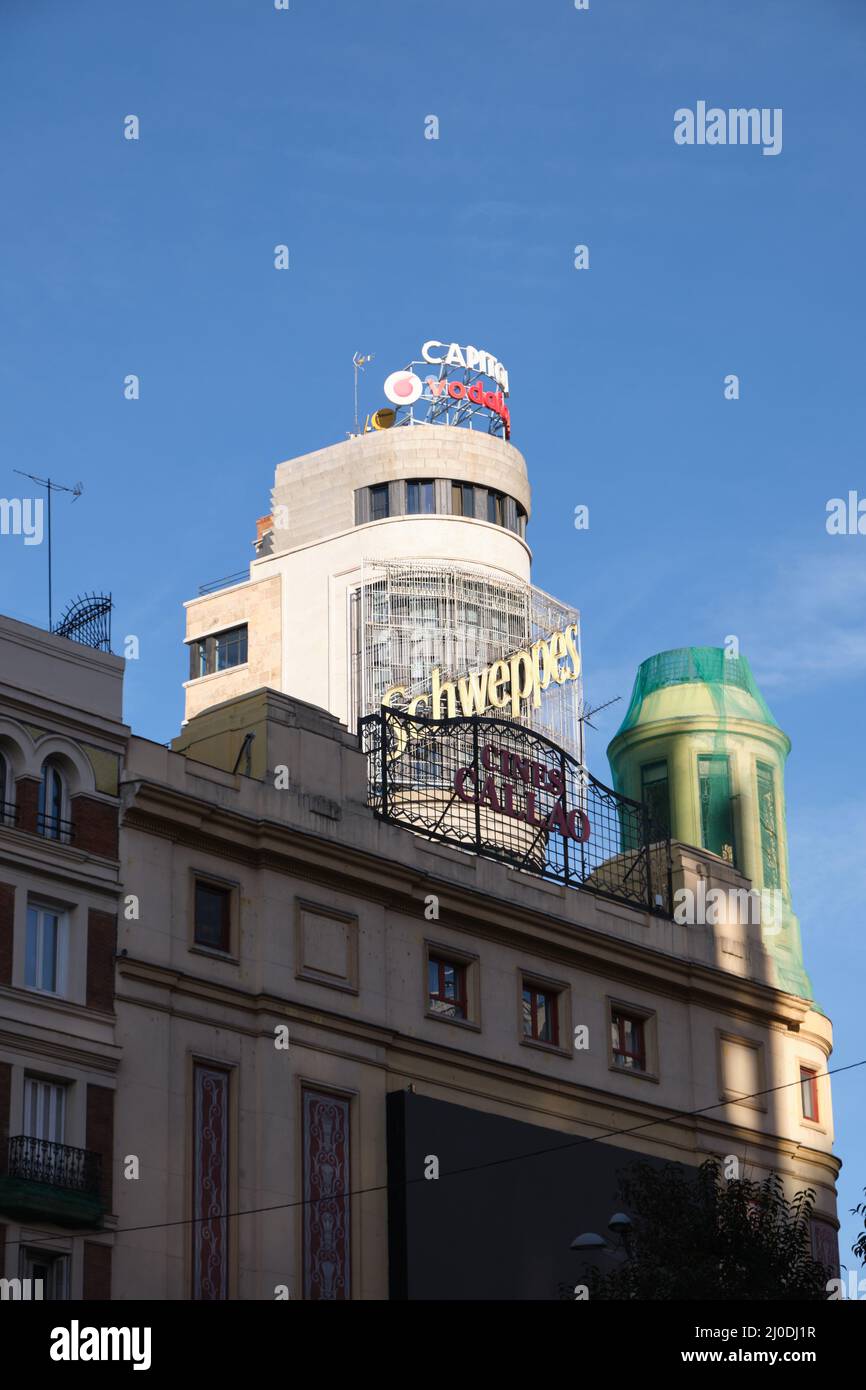 Cines Callao e il famoso edificio Carrión - Capitol con l'iconica pubblicità al neon per Scheppes , Gran Vía. Madrid, Spagna. Foto Stock