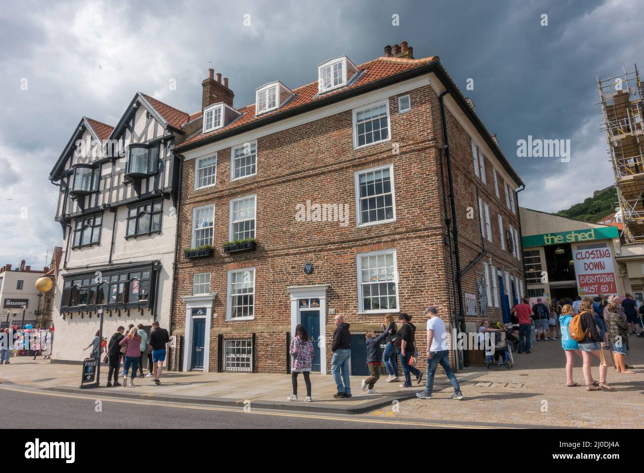 Tipico edificio in mattoni su Harbourside a Scarborough, una stazione balneare sul Mare del Nord nel North Yorkshire, Regno Unito Foto Stock