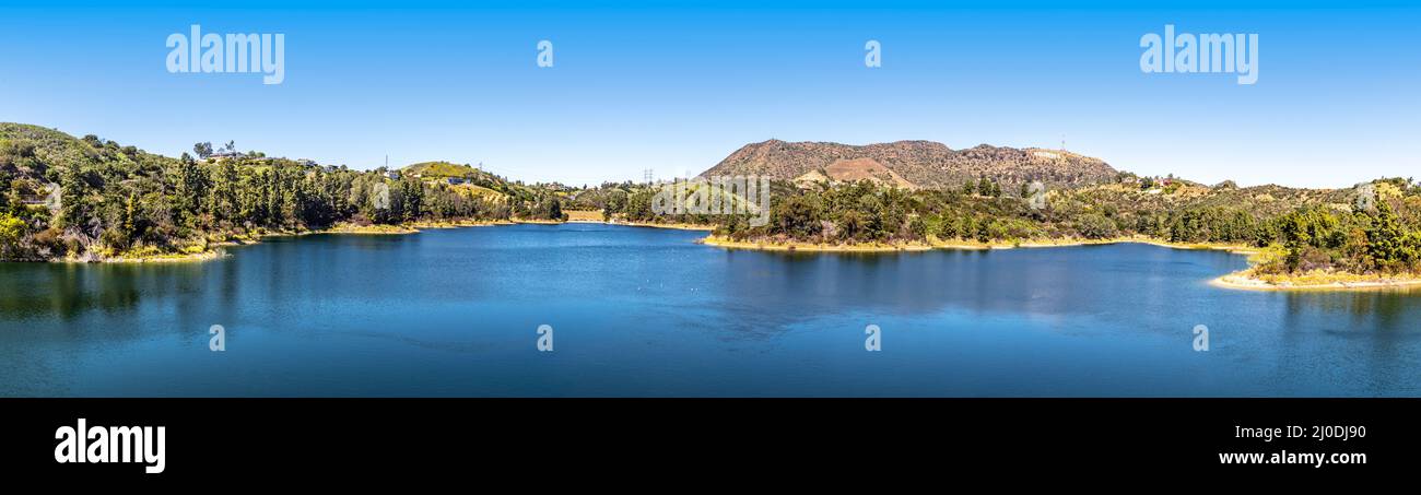 Panorama del lago di Hollywood Reservoir circondato da ripide colline coperte di vegetazione naturale è un luogo preferito per i turisti e le persone attive che cercano Foto Stock