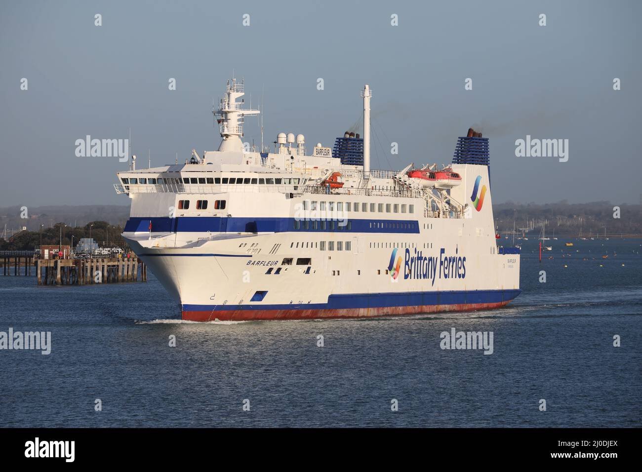 La nave Brittany Ferries MV BARFLEUR parte dal porto internazionale diretto a Caen, Francia Foto Stock