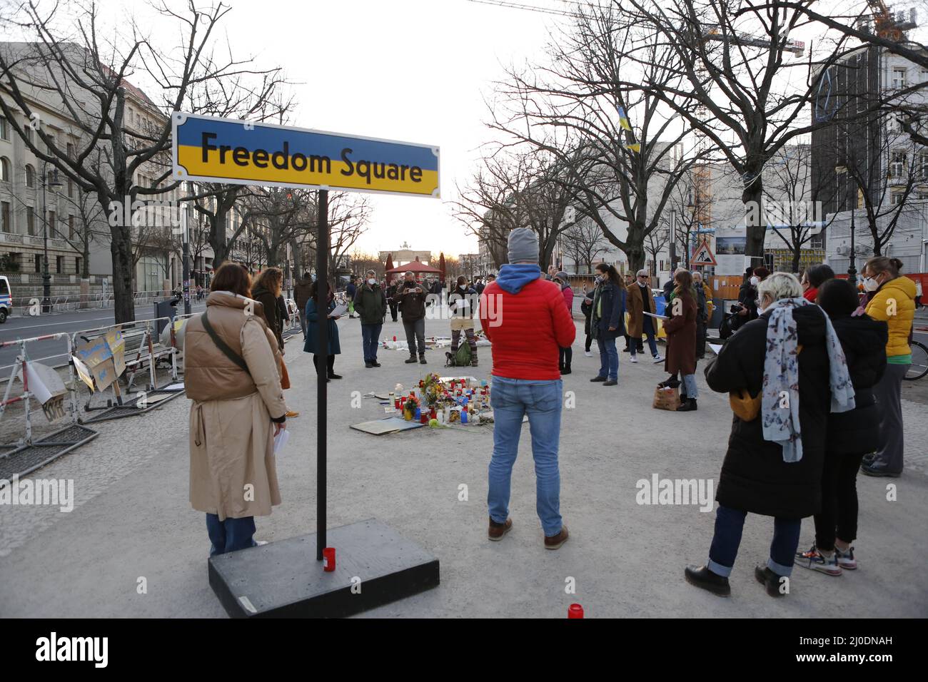 Germania, Berlino, 03/18/2022. Veglia e canto per la pace in Ucraina davanti all'ambasciata russa. Una veglia e un canto per la pace in Ucraina si svolgerà sul mediano Unter den Linden 63, di fronte all'ambasciata russa. Foto Stock