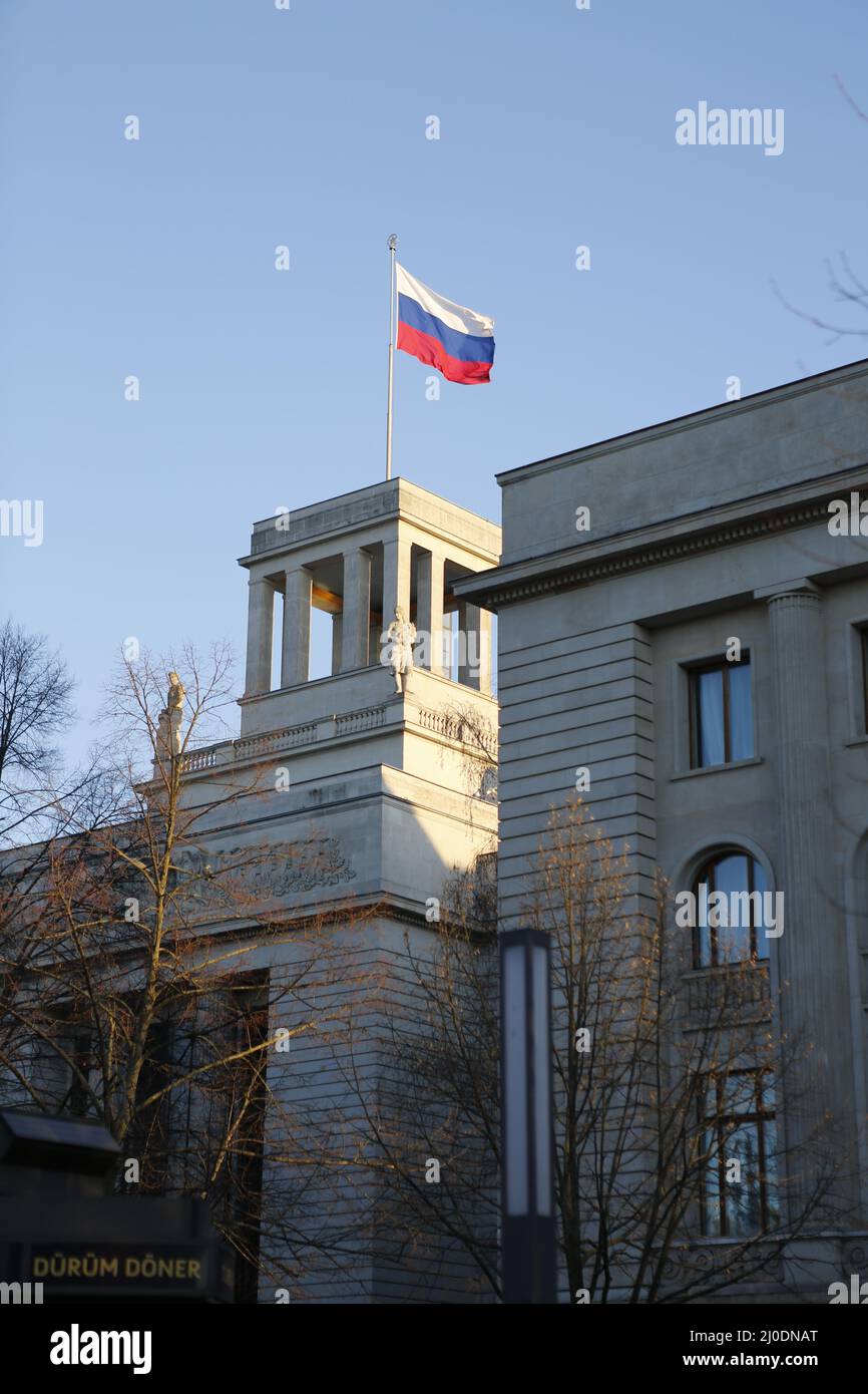 Germania, Berlino, 03/18/2022. Veglia e canto per la pace in Ucraina davanti all'ambasciata russa. Una veglia e un canto per la pace in Ucraina si svolgerà sul mediano Unter den Linden 63, di fronte all'ambasciata russa. Foto Stock